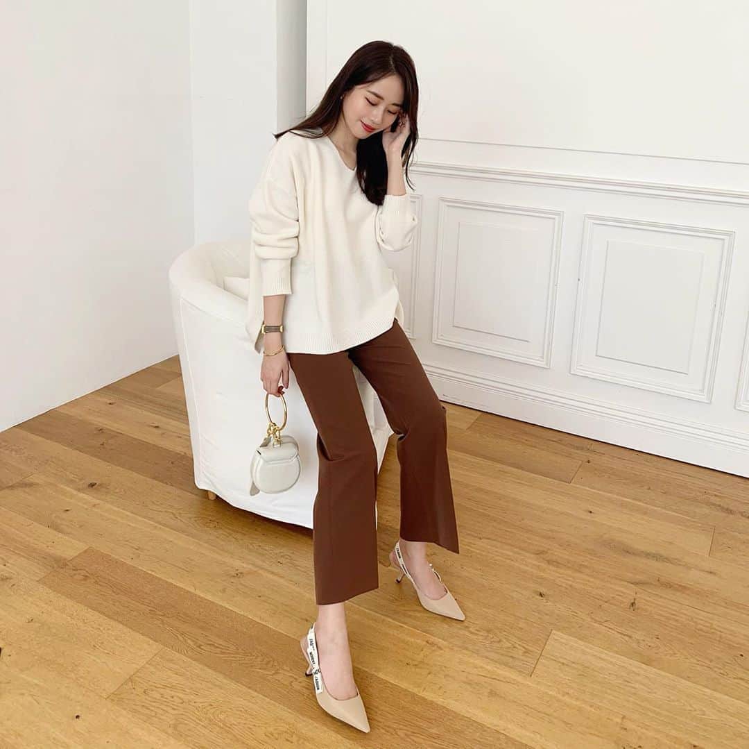 ハンナミのインスタグラム：「写真がいっぱい📸🤍🍂  着ているVネックニットは カシミヤウール混で肌触りがよくて 着心地もばつぐん:)」