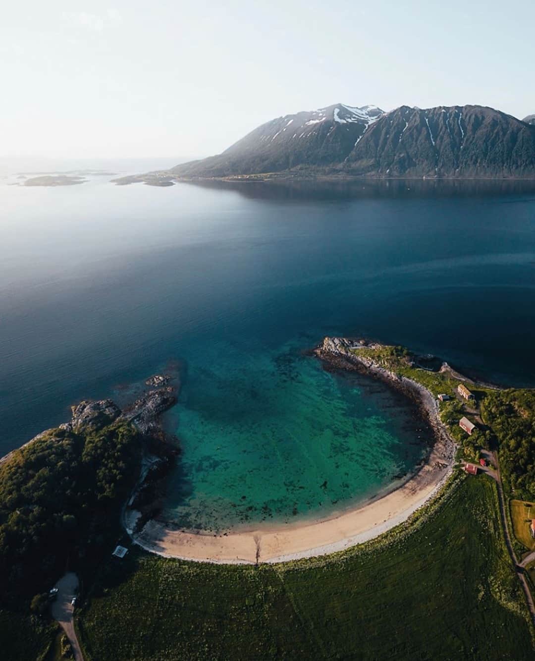 Earth Picsさんのインスタグラム写真 - (Earth PicsInstagram)「A hidden treasure in the Norwegian Coastline 🇳🇴 Photo by @christiantrustrup」9月17日 22時00分 - earthpix