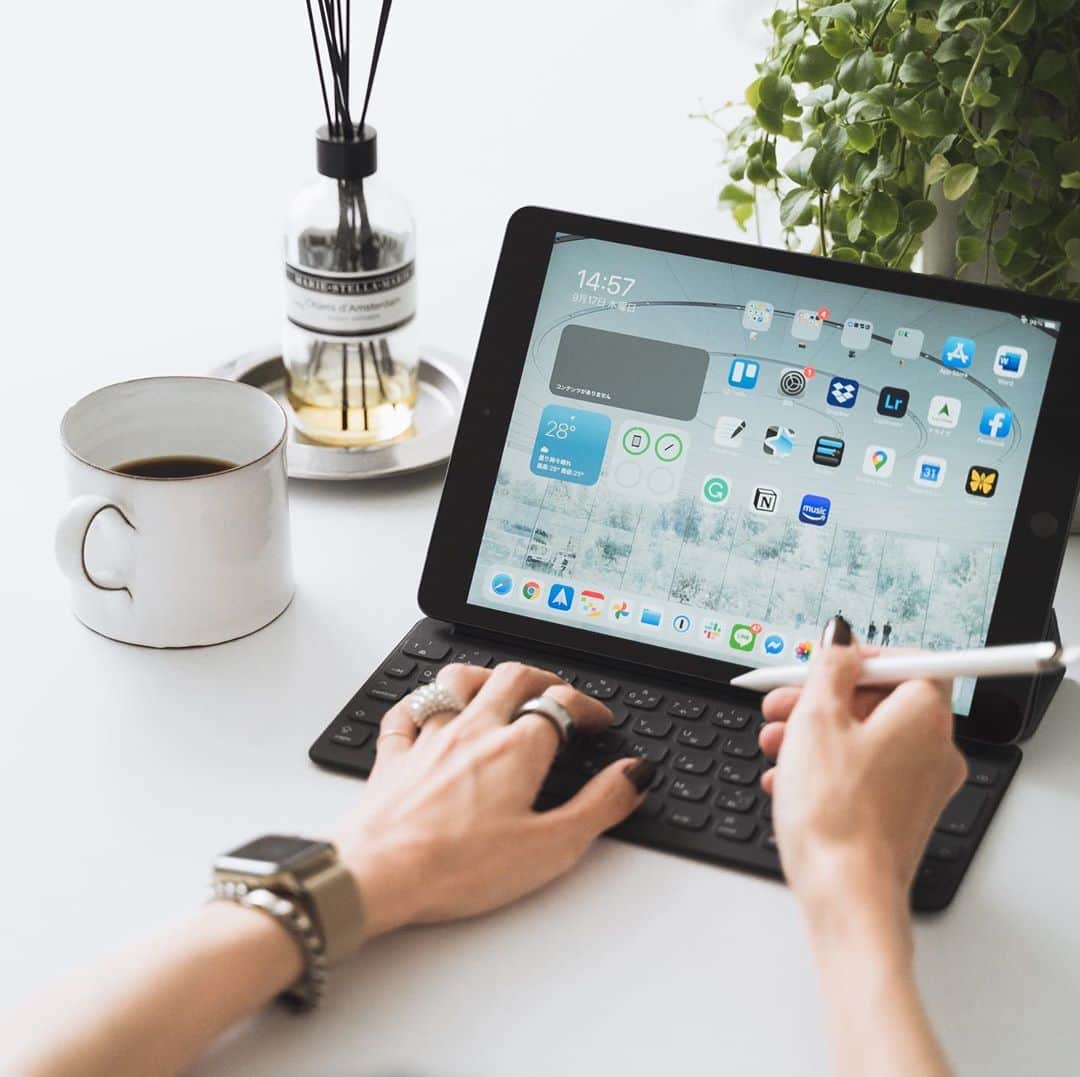 市川渚のインスタグラム：「This is the new #iPad 🤍📱🖋﻿ ﻿ ﻿ 昨晩発表され、早速、明日発売される第8世代のiPad。ひと足お先にレビュー用に実機をAppleさんからお借りしているので、最速でお見せしちゃいます💡﻿ ﻿ 見た目は正直なところこれまでのiPadと変わりないのだけがれど、中身は一新されていて、チップがA12 Bionicに、そしてこれまでは上位モデルにしか搭載されていなかったNewral Engineが入って、さらに速くてパワフルになった……と言われても、あんまり分からないので😅早速、私がいつも10万超えのiPad Proでやっている写真や動画編集をしてみたのですが、サクサク動く……！これで34,800円〜なのだから、びっくりです。﻿ ﻿ 以前から友人から「iPad、使ってみたいんだけど、どれ買えばいい？」と相談を受けたときは、4K動画をゴリゴリ編集したい、3DCGバリバリのゲームをやりたい、なんてヘビーなリクエストを聞かない限りは「まず、無印のiPadから触ってみたら？」とiPadをおすすめしてきた私なのですが、今回もはじめての1台に、ご家族への2台目に、間違いなくおすすめできる1台。﻿ ﻿ 発売は明日からです。﻿ ﻿ 一方で、もう少し予算に余裕があって、iPad使って原稿を書きたい、Apple Pencilを無くしそうだから本体にくっつく方がいい、具体的にiPadでやりたいことがみえている、ヘビーなゲームやアプリを使いたい、可愛い色のやつが欲しい！なんて方には、おそらくMagic Keyboardが使える来月発売のiPad Airがおすすめかな。﻿ ﻿ ﻿ iPadのSPUR連載でのレビューは明日公開予定👋こちらもお楽しみにです。﻿ ﻿ ﻿ #iPad#iPad8thgen#ipad8thgeneration#Apple」