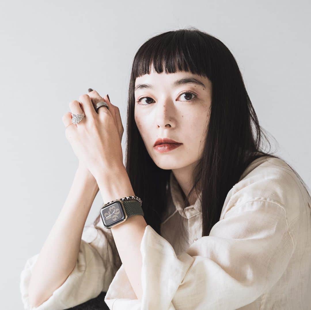 市川渚のインスタグラム：「The new #AppleWatchSeries6 ⌚️✨﻿ ﻿ ﻿ こちらも昨晩発表されて、明日発売されるApple WatchのSeries 6。ひと足お先にレビュー用に実機をAppleさんからお借りしているので、最速でお見せしちゃいます💡﻿ ﻿ 見た目の変化は正直なところ、今回もほとんどなし……なのですが、今回はこのステンレススチールモデルのゴールドカラーがとても素敵でして。前回までのゴールドはもっとギラっとした色だったと思うのですが、今回は18金の質感や色味に限りなく近づけて作られているということで、とても上品な雰囲気。良き。﻿ ﻿ 新色のPRODUCT(RED)もお借りしているのですが、こちらはポップな感じでパッと目を引く華やかなレッド。バンドやウォッチフェイスととのコーデが色々楽しめそう。﻿ ﻿ 発表会後はみんながマイサイズを測っていた（Appleのサイトでサイズガイドがダウンロードできるのです）新作バンドのソロループも良い感じ。バックルがないのでどうやってつけるんだろうと思ったら、びっくりするくらい伸びる。ちなみにお借りしたのはサイズ3でしたが、わたしには少し大きかった。 ﻿ 機能的にはウェルネス／ヘルスケア系の機能が増えており、Series 5で測れるようになった心電図にプラスして、血中酸素ウェルネスセンサーがつき、自身の身体のデータをさらに多角的に取得できるように。こういうデータは長期的に記録して傾向を見ていくことに意味があるので、すぐに何が起こるというわけではないけれど、健康管理ってまずは自分の身体を状態を知ることからはじまると思うのである😌﻿ ﻿ ちなみに今日配信のwatch OS 7にアップデートすれば、Series 5以前のApple Watchでも睡眠トラッカーや自動手洗い検出、お子さんやシニアなどiPhoneを持っていない家族もApple Watchが使えるファミリー共有などの新機能がが使えるようになるよ。 ﻿ 詳しいレビューは明日公開のSPUR連載にて色々書いているところなので、こちらもお楽しみにです💁🏻‍♀️﻿ ﻿ ちなみに個人的にはApple Watch Hermesの新しいドゥブルトゥールを購入。ちょっと出遅れてしまったので、手元に届くのは来週になりそう😂﻿ ﻿ #AppleWatchSeries6#AppleWatch#Apple﻿」