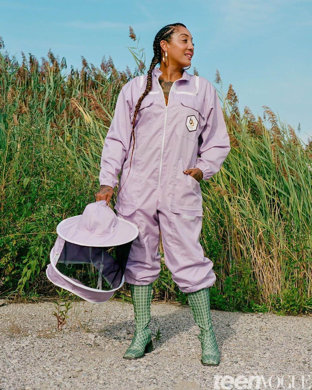 Teen Vogueさんのインスタグラム写真 - (Teen VogueInstagram)「For these beekeepers, style can be a form of protection. In an era where protective clothing is the norm, from masks to UV swimsuits, beekeepers have long been protecting themselves while still preserving their identities, inside and out. 🐝 For #WhatIsFashionNow, @himichelleli spoke with three Philadelphia beekeepers about how they stay true to themselves while taking care of their bees, and how their suits and personal style protect them. 📸: @jacqharriet」9月17日 22時09分 - teenvogue