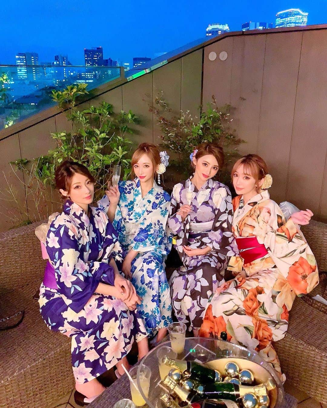 真優川咲さんのインスタグラム写真 - (真優川咲Instagram)「#🌃#👘#🍾#🥂 ✨ #夏の終わり に～💜💙🖤🧡💋 ꙳ #美女 達と😍 【 @dress_sugar 】の#浴衣 を着て おもいっきり #夏 して遊んだよ 👘✨😘 ꙳ ⏰ 昼1 で集合したのに  #ランチ からの 〜 🍕 #シャンガーデン 🥂からの #ディナー 🍝🥞まで 😝喋りっぱなしで一緒にいた 件💖‪𐤔 ꙳ 🦋全く気の使わない#すきぴ メンバ〜🦋✨ トーク内容が 「ぴーー㊙️」すぎたけど‪𐤔 🐎🐼🌿 沢山笑って #最高な1日でした 🥰🎶💖 それでも時間足りなかったので 次はおとなしく、泊まりで遊びます 🐁♨️💏💋笑 P.S 後程 #浴衣ヘア や #着付け の詳細も紹介するね😘 #女子会 #happy #Love #goodbyesummer 💋」9月17日 22時11分 - saki_411