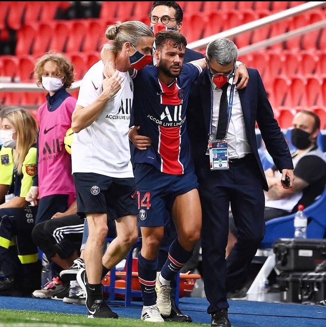 のインスタグラム：「Desgraciadamente hoy se ha confirmado que tengo roto el ligamento cruzado anterior de la rodilla izquierda. Las lesiones son  parte de nuestra profesion y hay que afrontarlas de la mejor manera. Por eso desde hoy ya solo pienso en recuperarme lo antes  posibe y estar de vuelta con mis compañeros. Muchas gracias a todos por vuestros mensajes de apoyo!! ALLEZ🔴🔵」
