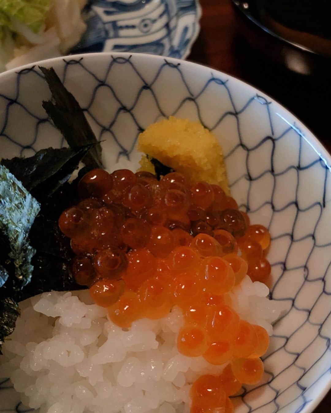 真藤舞衣子さんのインスタグラム写真 - (真藤舞衣子Instagram)「過日のこと、 秋の味覚を愉しみました。  やっと秋の気配を感じてきましたがまだまだ暑いですねえ。  蜻蛉柄の夏大島に母が若い頃に祖母に買ったという、何織かよくわからないのですが汚れが目立ってきたので　@ginza_murata さんで金をかけていただいた蜻蛉と水面の柄の帯、本当は蜻蛉玉の帯留めと蜻蛉尽くしにしたかったのですが見当たらず笑　 足もとは、山葡萄と印伝の下駄で。  #単衣　#夏大島　#山葡萄 #着物　 #初秋　#マイマイ着物  #kimono #着物　 #久しぶりの外食」9月17日 22時33分 - maikodeluxe