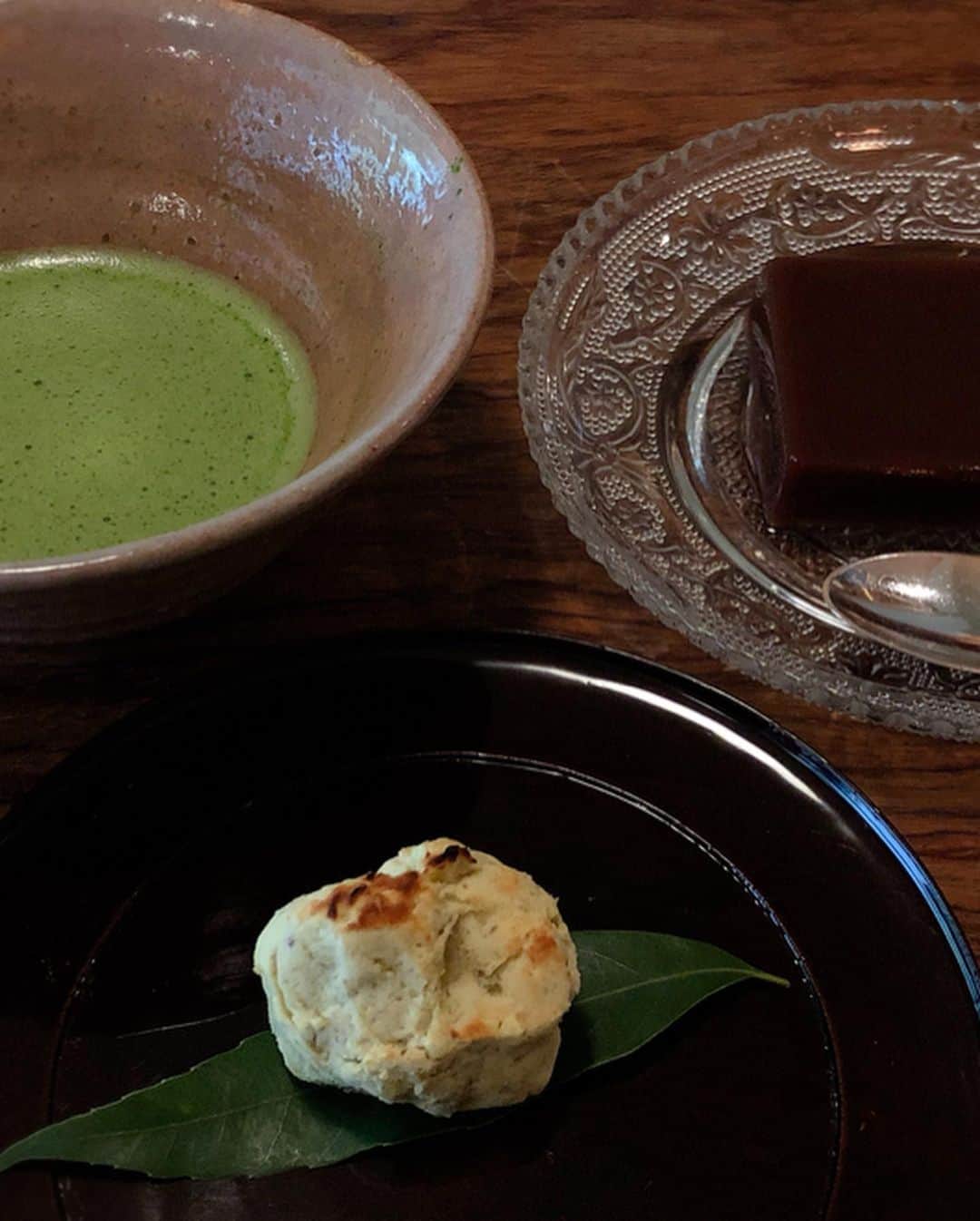 真藤舞衣子さんのインスタグラム写真 - (真藤舞衣子Instagram)「過日のこと、 秋の味覚を愉しみました。  やっと秋の気配を感じてきましたがまだまだ暑いですねえ。  蜻蛉柄の夏大島に母が若い頃に祖母に買ったという、何織かよくわからないのですが汚れが目立ってきたので　@ginza_murata さんで金をかけていただいた蜻蛉と水面の柄の帯、本当は蜻蛉玉の帯留めと蜻蛉尽くしにしたかったのですが見当たらず笑　 足もとは、山葡萄と印伝の下駄で。  #単衣　#夏大島　#山葡萄 #着物　 #初秋　#マイマイ着物  #kimono #着物　 #久しぶりの外食」9月17日 22時33分 - maikodeluxe