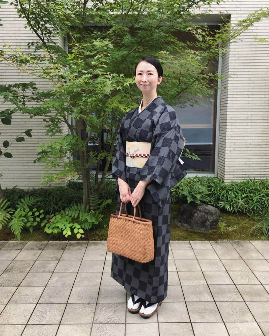 真藤舞衣子さんのインスタグラム写真 - (真藤舞衣子Instagram)「過日のこと、 秋の味覚を愉しみました。  やっと秋の気配を感じてきましたがまだまだ暑いですねえ。  蜻蛉柄の夏大島に母が若い頃に祖母に買ったという、何織かよくわからないのですが汚れが目立ってきたので　@ginza_murata さんで金をかけていただいた蜻蛉と水面の柄の帯、本当は蜻蛉玉の帯留めと蜻蛉尽くしにしたかったのですが見当たらず笑　 足もとは、山葡萄と印伝の下駄で。  #単衣　#夏大島　#山葡萄 #着物　 #初秋　#マイマイ着物  #kimono #着物　 #久しぶりの外食」9月17日 22時33分 - maikodeluxe