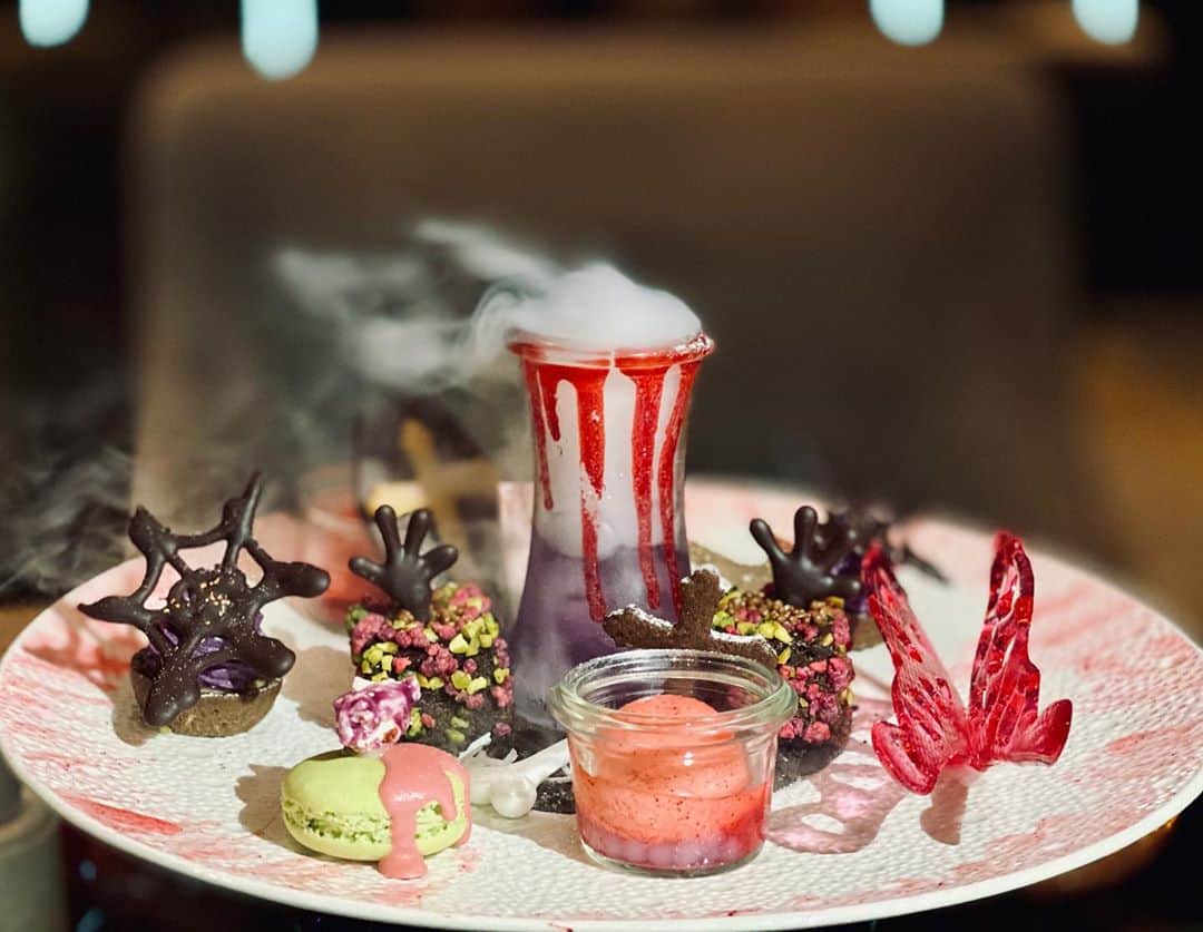 のインスタグラム：「蝶が舞うギャラリーアフタヌーンティー🦋Halloween 2020🎃  #蝶が舞うギャラリーアフタヌーンティー #galleryafternoontea #afternoontea #アフタヌーンティー #女子会 #ハロウィン #halloween #sweetstagram #instagram #instafood #カフェ巡り好きな人と繋がりたい #カフェスタグラム #幸せな時間 #twitter  #紀尾井町プリンスギャラリー  🐥Twitterもフォローしてね▶︎▶︎▶︎@kamikimahoro」