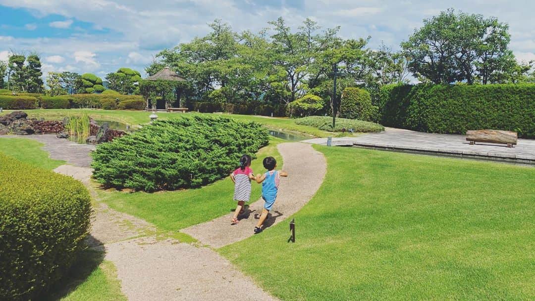 結花子さんのインスタグラム写真 - (結花子Instagram)「いとこ❤︎ 背丈も一緒で顔もそっくり☺️ 双子みたい☺️  #夏の思い出 #毎日 #遊んだね #ケンカもしたね #仲良し」9月17日 22時31分 - yukako_chupapi