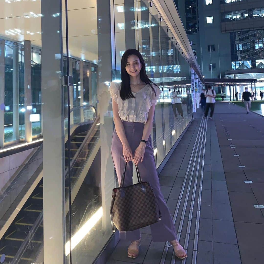 宮崎由加さんのインスタグラム写真 - (宮崎由加Instagram)「今日の私服﻿ ﻿ ﻿ tops: @adira_tokyo  pants: @gu_global  bag: @louisvuitton  sandal: @sly_official  ﻿ Juice=Juiceを卒業してから﻿ なぜか暑がりになって最近でも﻿ 私はずっと暑い🥵なんで？？😂﻿ ﻿ 仕事終わりに暗い所で撮ったから﻿ ちゃんと撮れてるかな〜って不安だったけど﻿ いい感じだったからたくさん載せちゃう🙆🏻‍♀️﻿ ﻿ ﻿ #宮崎由加 #adira  #adira_tokyo  #アディラ　﻿ #みやざきのふく #ootd #fashion  #gu #仕事コーデ  #officestyle  #tbs」9月17日 22時41分 - yuka_miyazaki.official