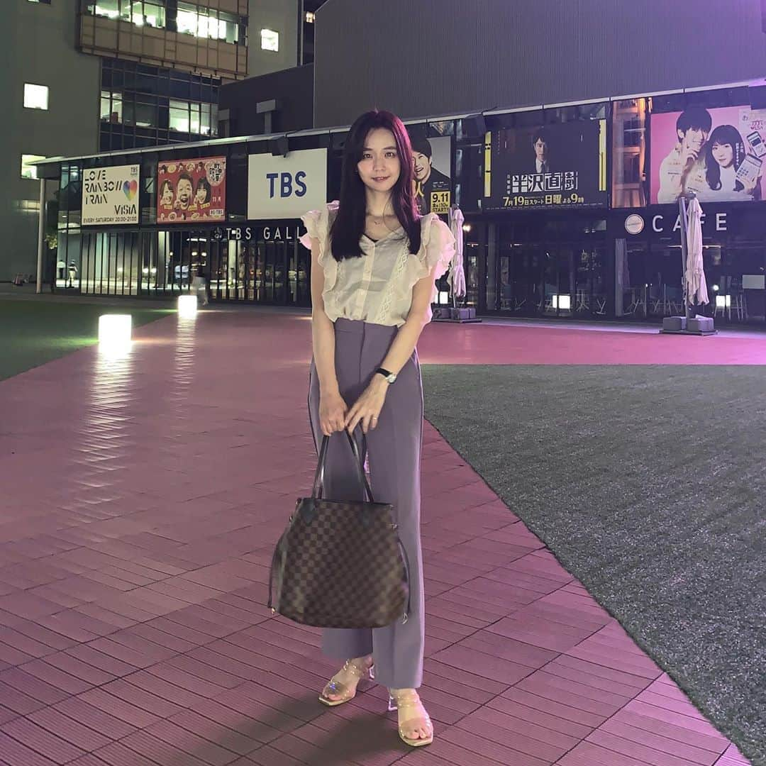 宮崎由加さんのインスタグラム写真 - (宮崎由加Instagram)「今日の私服﻿ ﻿ ﻿ tops: @adira_tokyo  pants: @gu_global  bag: @louisvuitton  sandal: @sly_official  ﻿ Juice=Juiceを卒業してから﻿ なぜか暑がりになって最近でも﻿ 私はずっと暑い🥵なんで？？😂﻿ ﻿ 仕事終わりに暗い所で撮ったから﻿ ちゃんと撮れてるかな〜って不安だったけど﻿ いい感じだったからたくさん載せちゃう🙆🏻‍♀️﻿ ﻿ ﻿ #宮崎由加 #adira  #adira_tokyo  #アディラ　﻿ #みやざきのふく #ootd #fashion  #gu #仕事コーデ  #officestyle  #tbs」9月17日 22時41分 - yuka_miyazaki.official