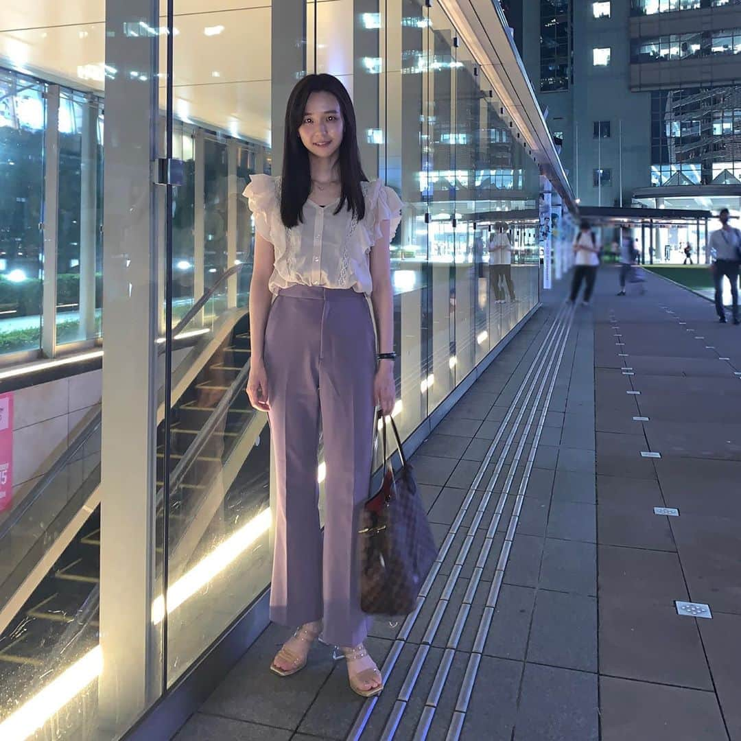 宮崎由加さんのインスタグラム写真 - (宮崎由加Instagram)「今日の私服﻿ ﻿ ﻿ tops: @adira_tokyo  pants: @gu_global  bag: @louisvuitton  sandal: @sly_official  ﻿ Juice=Juiceを卒業してから﻿ なぜか暑がりになって最近でも﻿ 私はずっと暑い🥵なんで？？😂﻿ ﻿ 仕事終わりに暗い所で撮ったから﻿ ちゃんと撮れてるかな〜って不安だったけど﻿ いい感じだったからたくさん載せちゃう🙆🏻‍♀️﻿ ﻿ ﻿ #宮崎由加 #adira  #adira_tokyo  #アディラ　﻿ #みやざきのふく #ootd #fashion  #gu #仕事コーデ  #officestyle  #tbs」9月17日 22時41分 - yuka_miyazaki.official