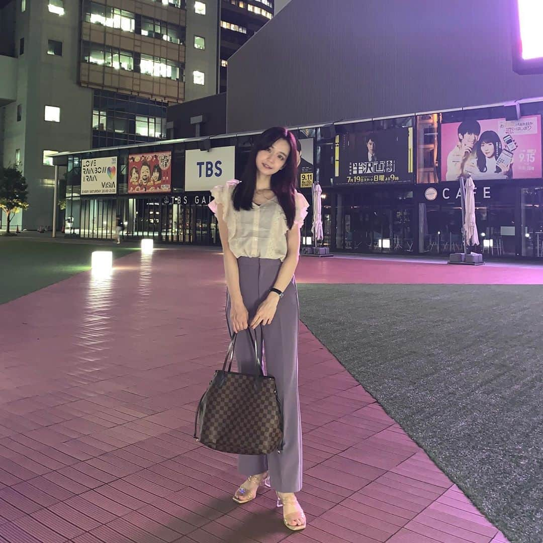 宮崎由加さんのインスタグラム写真 - (宮崎由加Instagram)「今日の私服﻿ ﻿ ﻿ tops: @adira_tokyo  pants: @gu_global  bag: @louisvuitton  sandal: @sly_official  ﻿ Juice=Juiceを卒業してから﻿ なぜか暑がりになって最近でも﻿ 私はずっと暑い🥵なんで？？😂﻿ ﻿ 仕事終わりに暗い所で撮ったから﻿ ちゃんと撮れてるかな〜って不安だったけど﻿ いい感じだったからたくさん載せちゃう🙆🏻‍♀️﻿ ﻿ ﻿ #宮崎由加 #adira  #adira_tokyo  #アディラ　﻿ #みやざきのふく #ootd #fashion  #gu #仕事コーデ  #officestyle  #tbs」9月17日 22時41分 - yuka_miyazaki.official