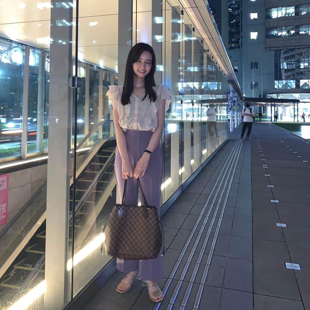 宮崎由加さんのインスタグラム写真 - (宮崎由加Instagram)「今日の私服﻿ ﻿ ﻿ tops: @adira_tokyo  pants: @gu_global  bag: @louisvuitton  sandal: @sly_official  ﻿ Juice=Juiceを卒業してから﻿ なぜか暑がりになって最近でも﻿ 私はずっと暑い🥵なんで？？😂﻿ ﻿ 仕事終わりに暗い所で撮ったから﻿ ちゃんと撮れてるかな〜って不安だったけど﻿ いい感じだったからたくさん載せちゃう🙆🏻‍♀️﻿ ﻿ ﻿ #宮崎由加 #adira  #adira_tokyo  #アディラ　﻿ #みやざきのふく #ootd #fashion  #gu #仕事コーデ  #officestyle  #tbs」9月17日 22時41分 - yuka_miyazaki.official