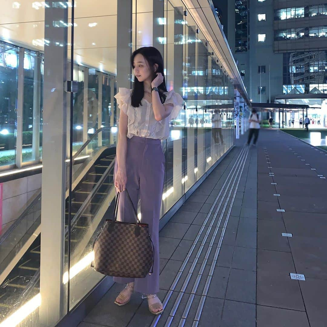 宮崎由加さんのインスタグラム写真 - (宮崎由加Instagram)「今日の私服﻿ ﻿ ﻿ tops: @adira_tokyo  pants: @gu_global  bag: @louisvuitton  sandal: @sly_official  ﻿ Juice=Juiceを卒業してから﻿ なぜか暑がりになって最近でも﻿ 私はずっと暑い🥵なんで？？😂﻿ ﻿ 仕事終わりに暗い所で撮ったから﻿ ちゃんと撮れてるかな〜って不安だったけど﻿ いい感じだったからたくさん載せちゃう🙆🏻‍♀️﻿ ﻿ ﻿ #宮崎由加 #adira  #adira_tokyo  #アディラ　﻿ #みやざきのふく #ootd #fashion  #gu #仕事コーデ  #officestyle  #tbs」9月17日 22時41分 - yuka_miyazaki.official