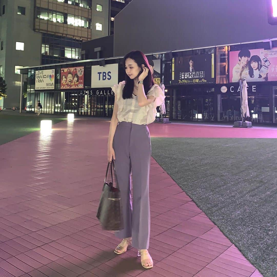 宮崎由加さんのインスタグラム写真 - (宮崎由加Instagram)「今日の私服﻿ ﻿ ﻿ tops: @adira_tokyo  pants: @gu_global  bag: @louisvuitton  sandal: @sly_official  ﻿ Juice=Juiceを卒業してから﻿ なぜか暑がりになって最近でも﻿ 私はずっと暑い🥵なんで？？😂﻿ ﻿ 仕事終わりに暗い所で撮ったから﻿ ちゃんと撮れてるかな〜って不安だったけど﻿ いい感じだったからたくさん載せちゃう🙆🏻‍♀️﻿ ﻿ ﻿ #宮崎由加 #adira  #adira_tokyo  #アディラ　﻿ #みやざきのふく #ootd #fashion  #gu #仕事コーデ  #officestyle  #tbs」9月17日 22時41分 - yuka_miyazaki.official