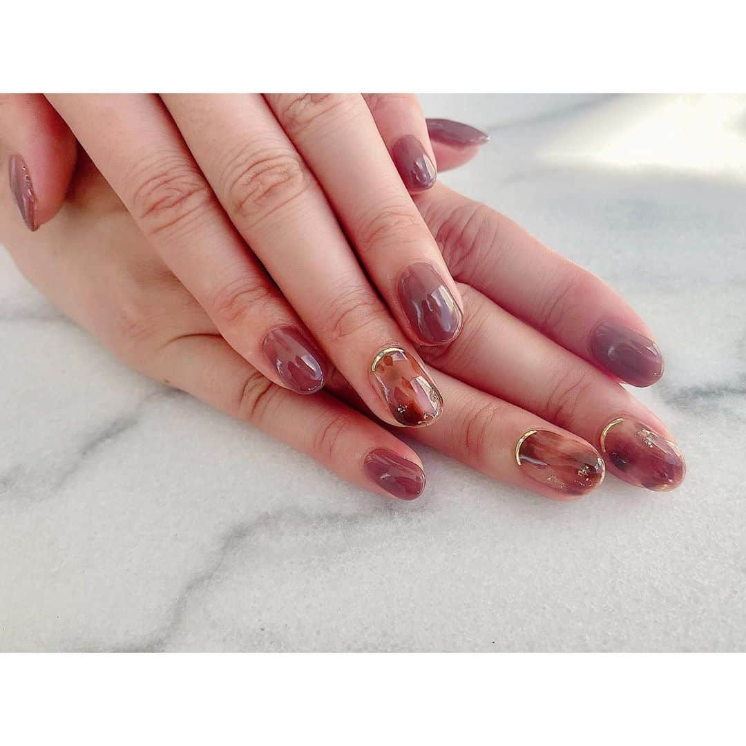 渡辺知夏子のインスタグラム：「9月なので🍂 ベッコウ柄ネイルにしました✨ かわいいです😆🤎 . @nailsalonetoile  @yukohoshino.etoile  ありがとうございます✨ . #nail #parajel #chikakonails #イエベ秋 #パーソナルカラーオータム  #パーソナルカラー秋」