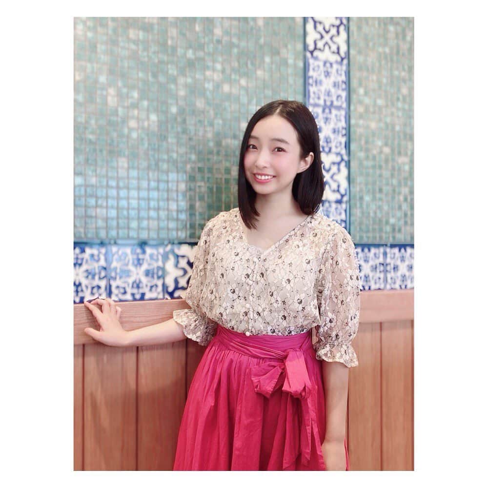 斎藤亜美のインスタグラム：「#テレビ朝日　#こだわりナビ 8月22日にオンエアの時の写真✨  w.r.kさんのお花のレースのトップス🌸 前開けてきても可愛いかなって思うから、涼しくなりすぎる前にやってみなくちゃ🌸  @w.r.k_official」