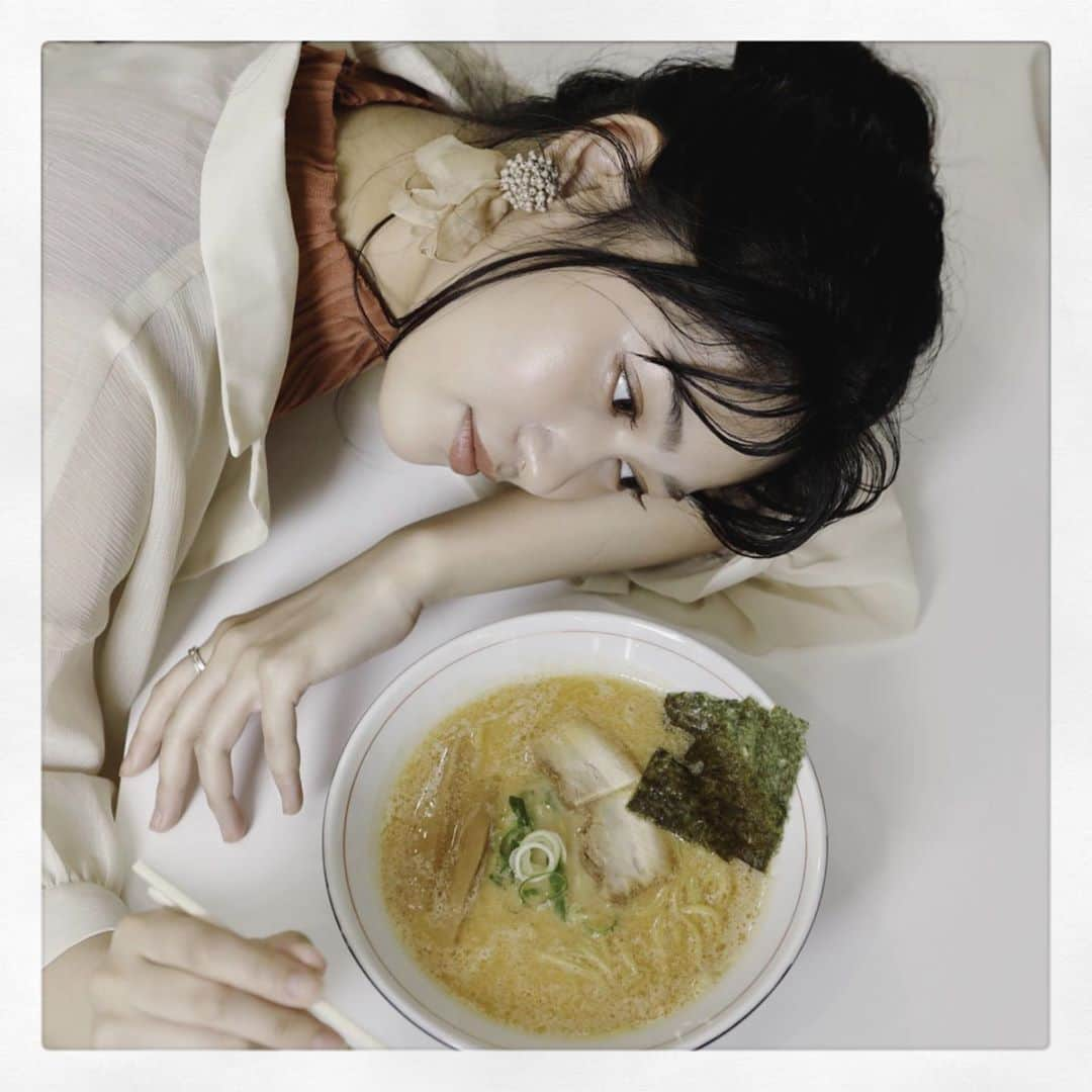 東李苑さんのインスタグラム写真 - (東李苑Instagram)「#ラーメンWalker 北海道2021 発売中♡  ラーメン激戦区の白石区にお邪魔いたしまして  私は  ‪①やさしい、とんこつ 麺 かまくら‬ ‪②麺屋 菜々兵衛‬ ‪③焔‬  ‪さんに行ってきました✨ ‪お店にはサインも飾らせて頂いてます！  更に今回は チェキのプレゼントもご用意してます♡  ‪是非、誌面のほうをご覧くださいね☺︎☺︎‬  道外の方はなんと 東京にある、コーチャンフォー若葉台店さんで お買い求めできるそうですのでぜひ💫  あーラーメン食べたいよぉーー」9月17日 22時40分 - az_rion