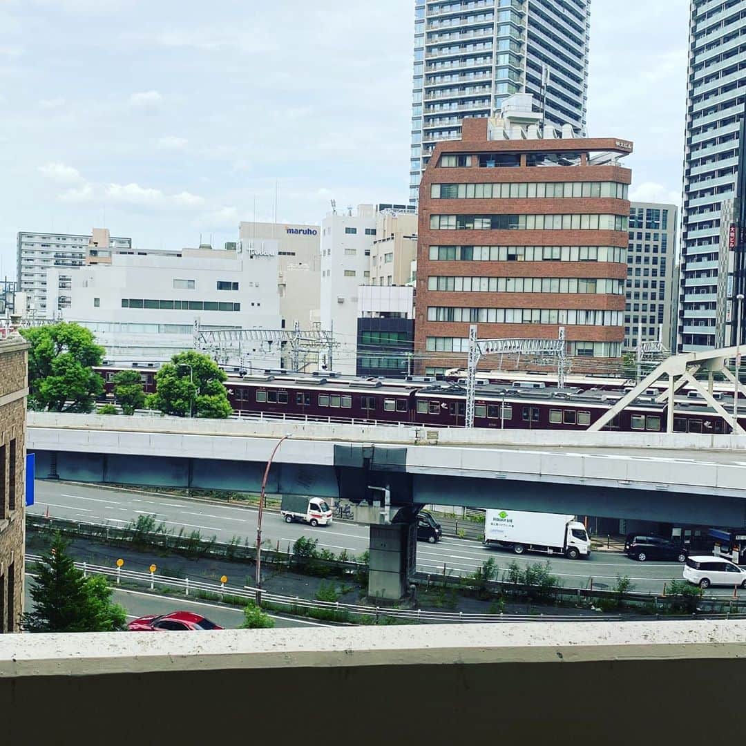 のインスタグラム：「とうとう角度を変えました。  #腰椎椎間板ヘルニア  #術後6日目  #阪急電車」