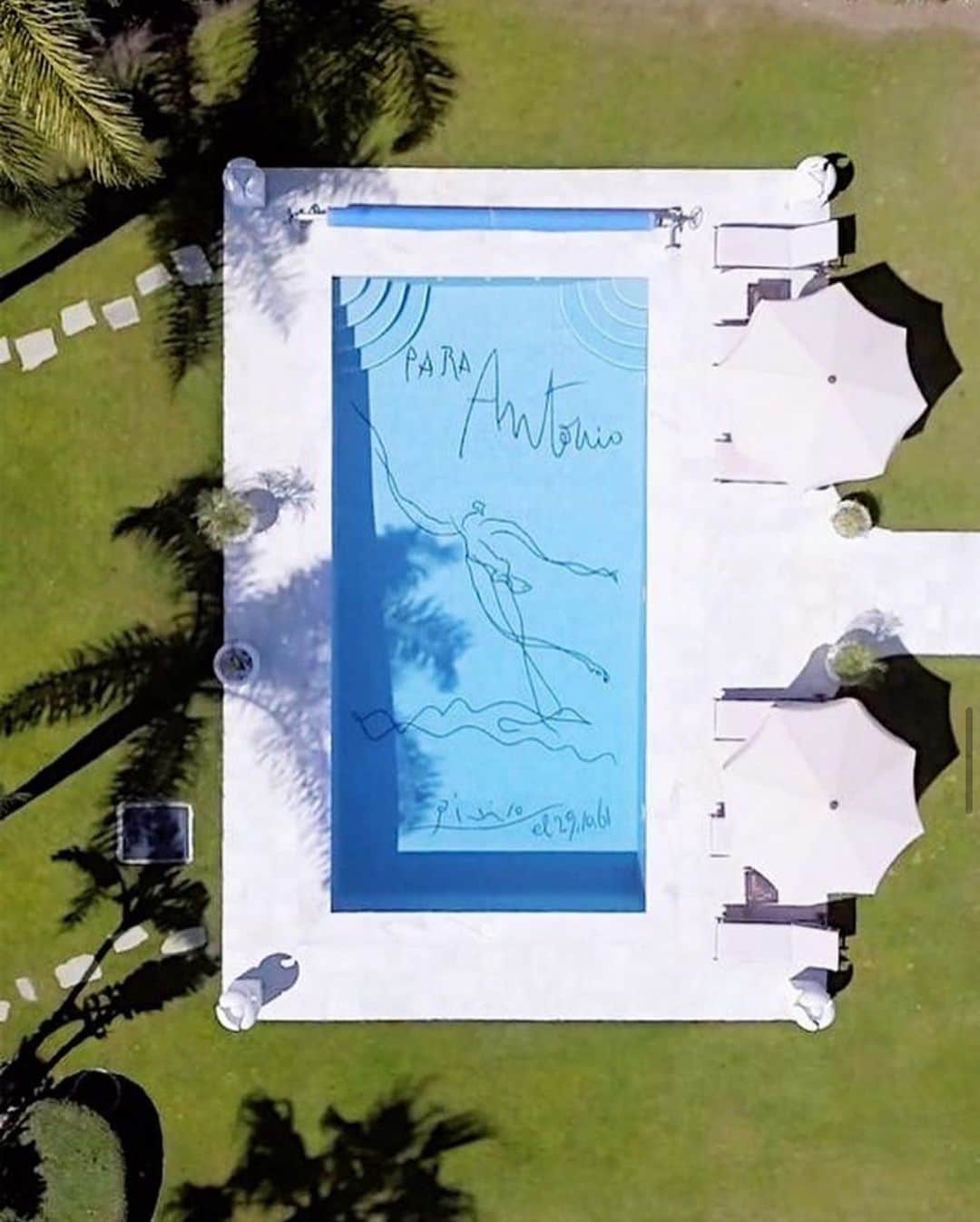 WATCHMANIAさんのインスタグラム写真 - (WATCHMANIAInstagram)「Pablo Picasso painted and signed the bottom of the pool at Villa El Martinete , in Marbella, Spain, residence of his friend, celebrated flamenco dancer and actor Antonio Ruiz Soler. 1961」9月17日 22時43分 - watchmania