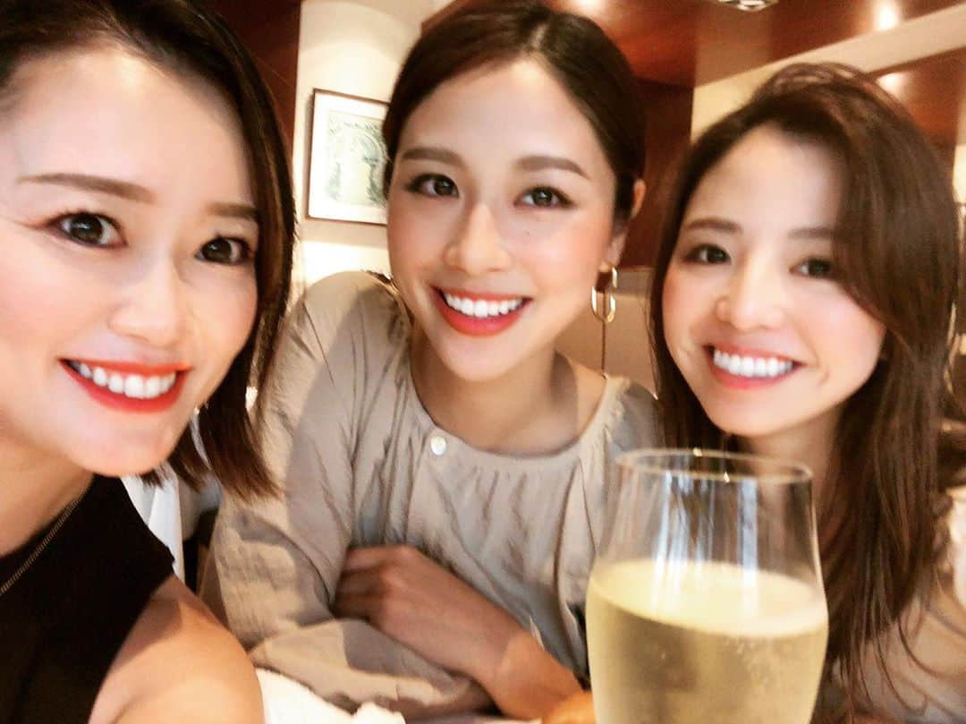 片山麻紀子さんのインスタグラム写真 - (片山麻紀子Instagram)「. 大事な大事な、だいじな2人♡﻿ ﻿ と、一瞬の5h。﻿ ﻿ いつもその時の楽しさがあるけれど﻿ ﻿ 今から50才になることが﻿ 楽しみで仕方ない私たち😽😽😽﻿ ﻿ ﻿ ﻿ #10時半集合﻿ #早﻿ #10時にきちゃうえりちゃん﻿ #早すぎ﻿ #きゃわ﻿ #それモーニング #擬音語が多いこっちゃん﻿ #今日も聞いたことない擬音語乱用﻿ #笑いかっさらっていく彼女 #今度は動画まわしとこ﻿か #lovelovelove」9月17日 22時45分 - akiko810k