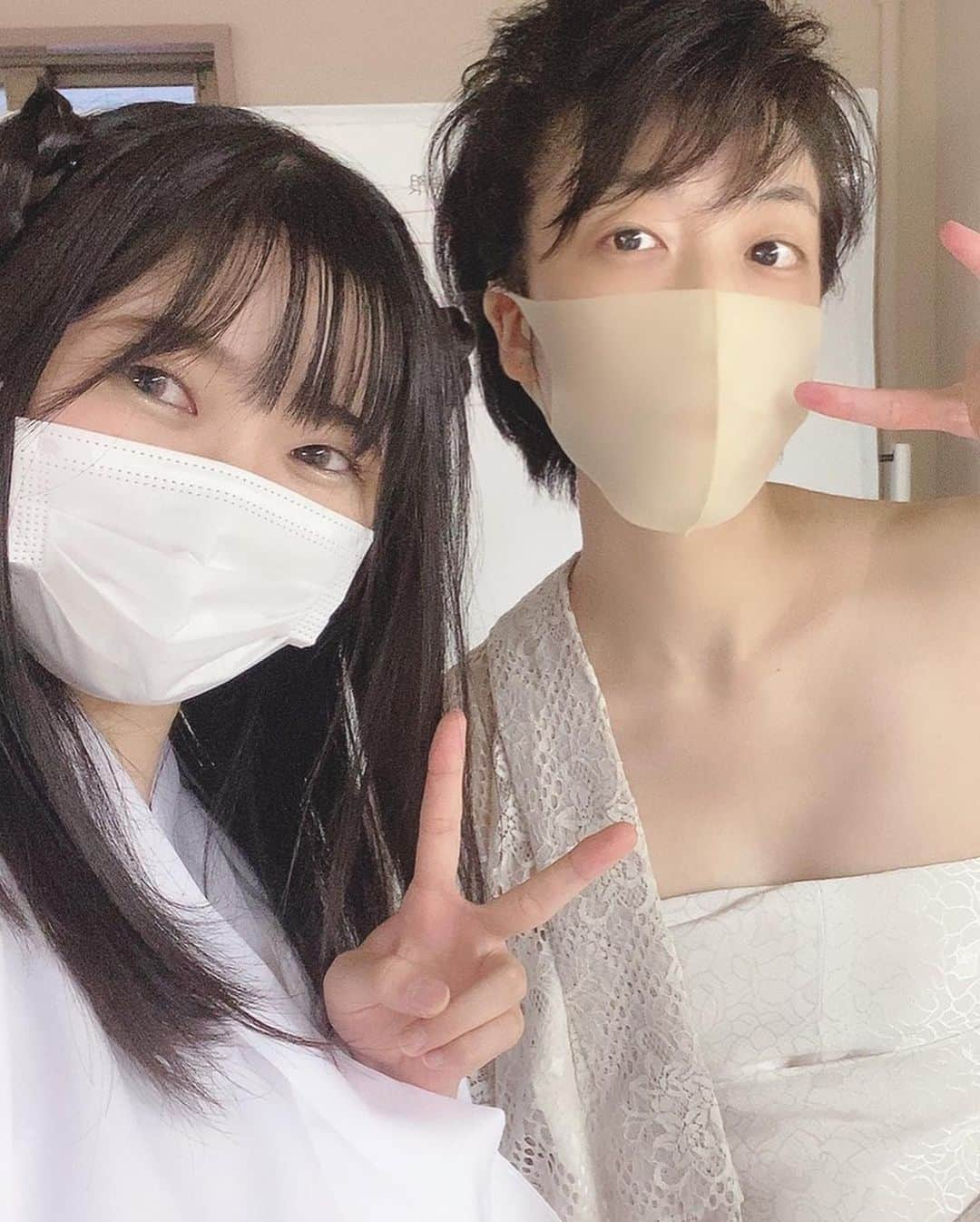 哀川まことさんのインスタグラム写真 - (哀川まことInstagram)「ビフォーアフターとほりみー。 肌色面積がだいぶ違うけど 2人とも袴で頑張るひとです。 いや、神です（＾ν＾）  #アルコジ #中目黒キンケロシアター #アルティメット古事記 #堀宮碧 #哀川まこと #オフィスサカイ」9月17日 22時51分 - aikawamakoto