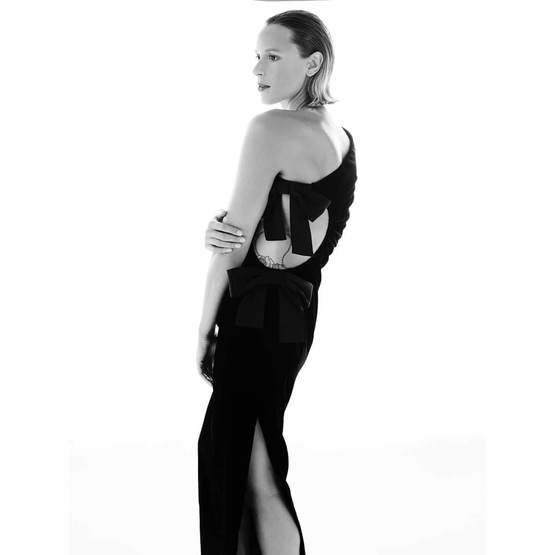 フェデリカ・ペレグリニさんのインスタグラム写真 - (フェデリカ・ペレグリニInstagram)「📸📸 strike a pose 📸📸.... what's your favorite?! .... ph for @donnamoderna 🖤🖤」9月17日 22時50分 - kikkafede88