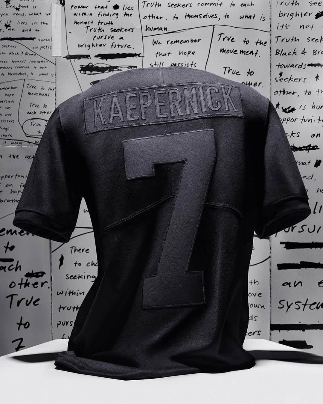 コリン・キャパニックのインスタグラム：「Four years ago, I took a knee to protest against systemic racism and social injustice. It was that day that the number on my jersey would come to represent something greater than football, something greater than me.  Since then, the number 7 jersey has become a symbol for advancing the liberation and well-being of Black & Brown communities. Thank you for staying True.  #TrueTo7」