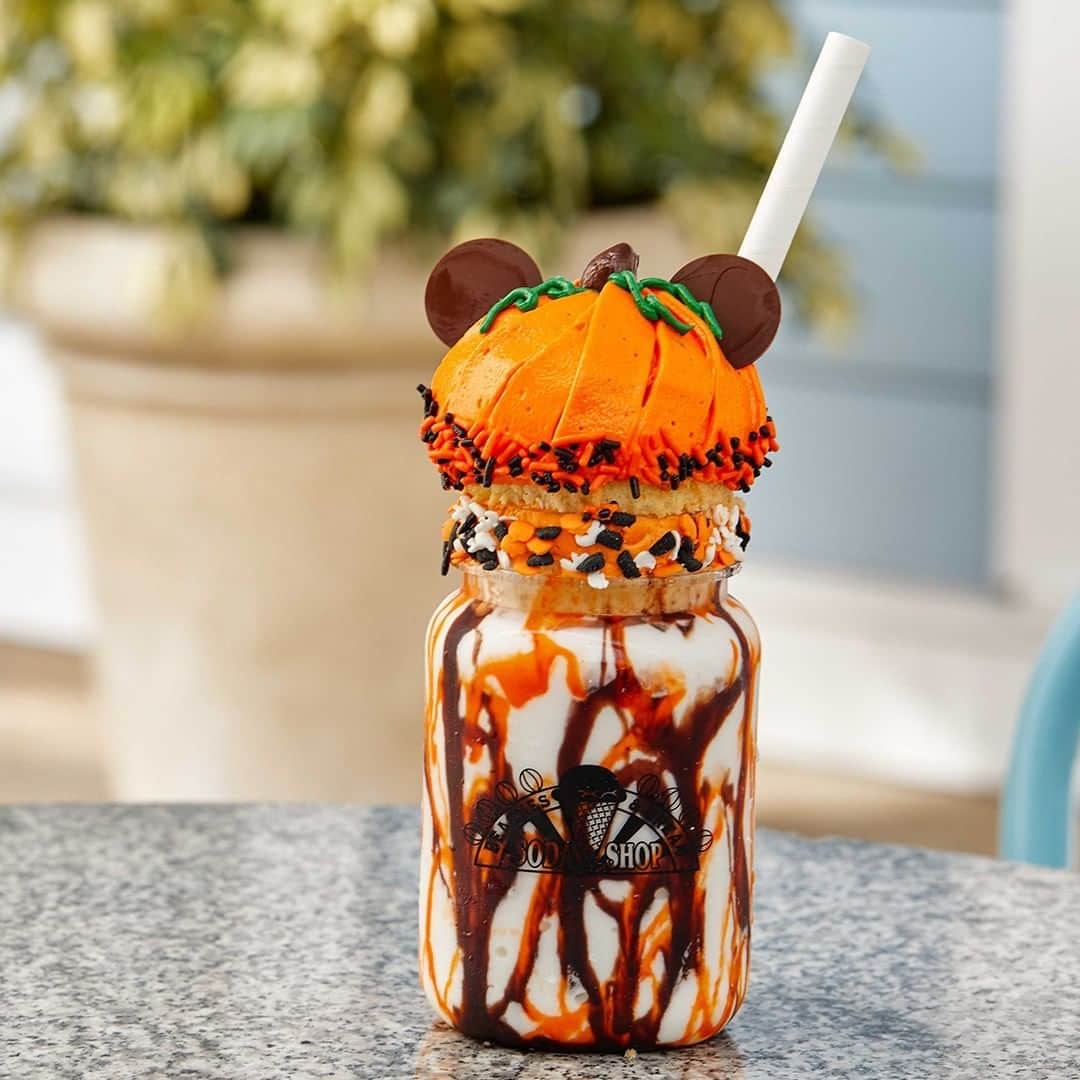 Walt Disney Worldのインスタグラム：「If you’re a fan of all the exciting autumn eats at #WaltDisneyWorld Resort Hotels and @disneysprings, then we have the list for you! Head to the @DisneyParksBlog for our full Foodie Guide to this year’s fall treats!」