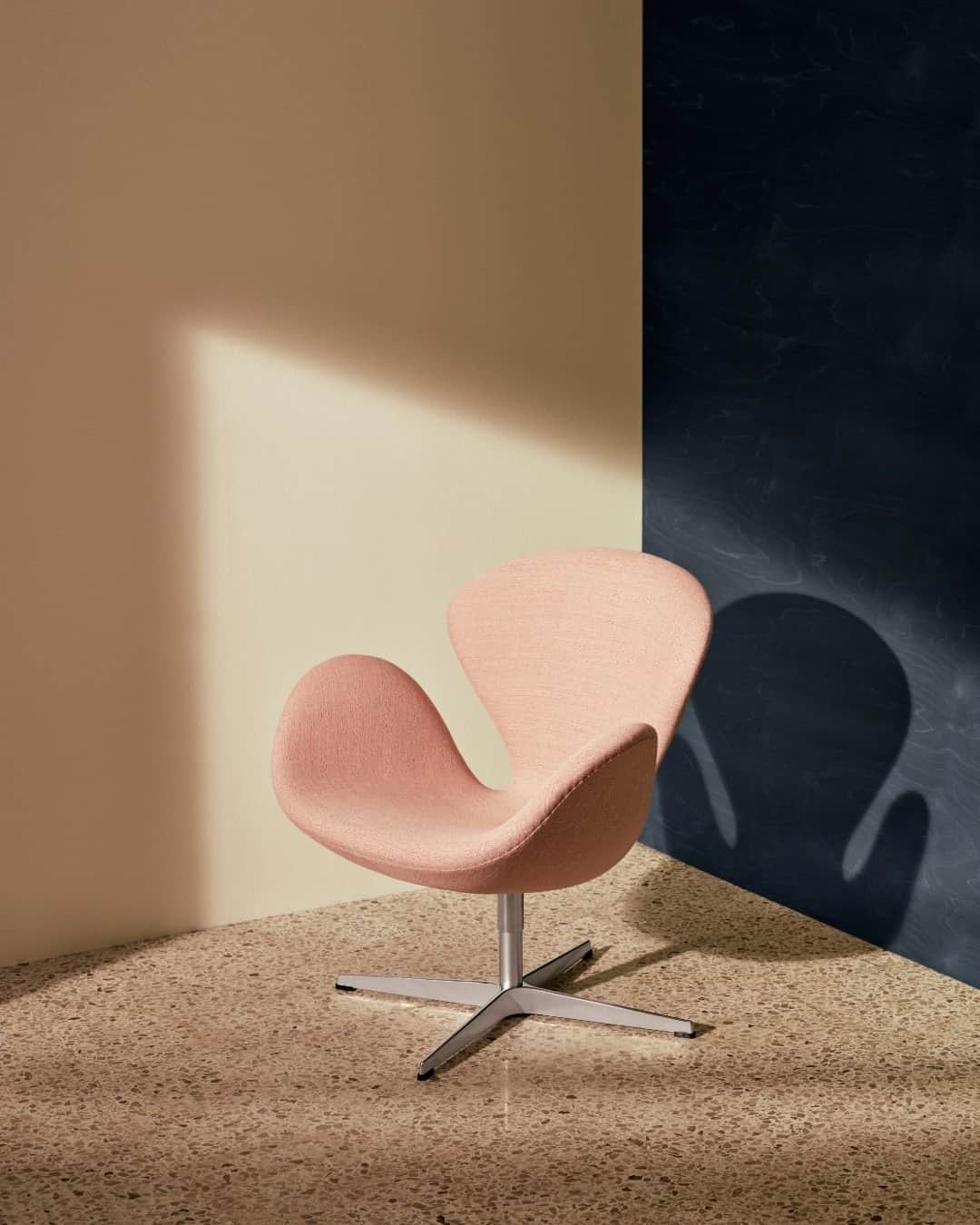 フリッツハンセンさんのインスタグラム写真 - (フリッツハンセンInstagram)「Pink is always in season. Swan™ chair by Arne Jacobsen  Explore more via link in bio.  #fritzhansen #arnejacobsen #swanchair #loungechair #danishdesign #danishdesigner #designchair  #livingroomdecor  #프리츠한센  #フリッツハンセン」9月17日 23時00分 - fritzhansen