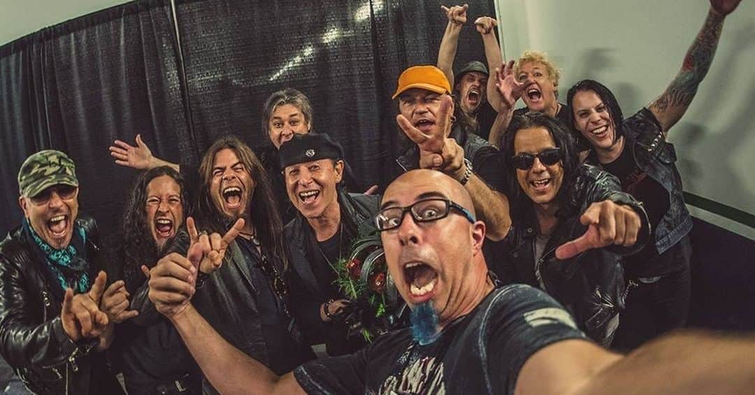 Queensrycheさんのインスタグラム写真 - (QueensrycheInstagram)「#tbt🔙📸 - with our good friends the Scorpions and Mike Savoia backstage in Seattle Kent, WA 2015 🤘 #queensryche #throwbackthursday #seattlewashington #scorpions #scorpionsband #mikesavoiaphotography #goodtimeswithgoodpeople #friends #friendship #memoriesforlife #seeyouinvegasnextyear #wemissourrychers #rychersrule #wemissyouall」9月17日 22時56分 - queensrycheofficial