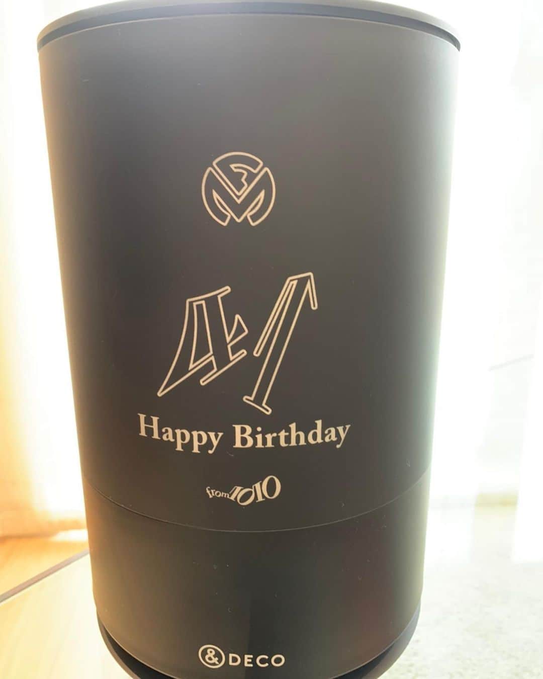 松浦孝亮さんのインスタグラム写真 - (松浦孝亮Instagram)「41歳の誕生日つづくw ワールド通商株式会社の河合社長から誕生日プレゼントを戴きました‼️ これ、何だと思いますか？ 世界に１つだけの加湿器です。 1979年9月4日生まれなんですけど、フランクミュラーのロゴで刻印してあるんです‼️ もったいなくて使えないくらい素敵な誕生日プレゼントを戴きました‼️ 本当にいつもいつもありがとうございます😭 #franckmuller  #cvstos  #誕生日プレゼント #世界にひとつ  #もったいなくて使えない」9月17日 22時58分 - ko_matsuura