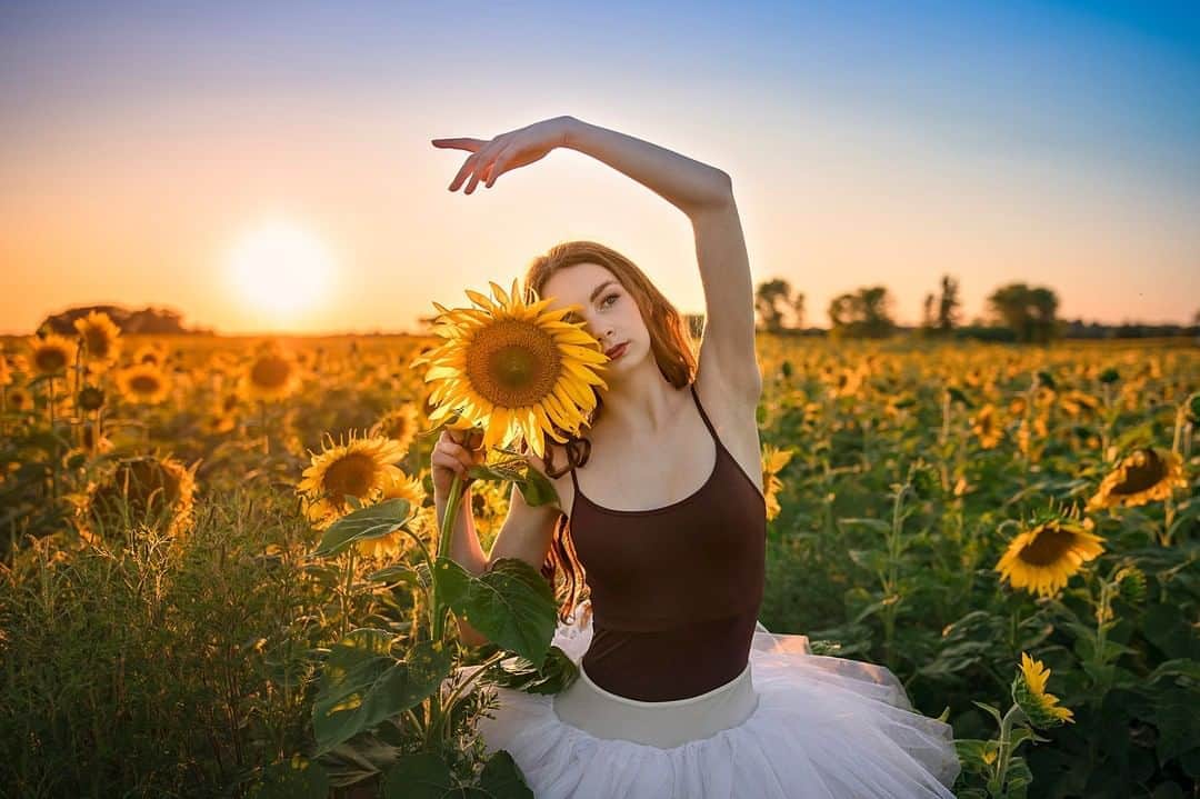 Sigma Corp Of America（シグマ）さんのインスタグラム写真 - (Sigma Corp Of America（シグマ）Instagram)「With the sun grazing the horizon, Sigma Ambassador @enchantedphotographymichigan and dancer @alyssafenolio experienced a trifecta of perfect conditions -- spectacular golden hour light, a field of sunflowers bursting with color, and a lens fast enough and wide enough to capture it all!  Marla Michele Must shot with the SIGMA 28mm F1.4 DG HSM Art lens, and loved the sharpness, speed and characteristics of this unique focal length.  Blog link in bio or go to: bit.ly/sigma-28mm-sunflower  #sigmaphoto #SIGMA #sigma28mm #sigma28mmf14art #sigmalens #sigmalenses #wideangle #wideanglelens #sunflowers #sunflower #sunflowers🌻 #sunflowersofinstagram #dancephotography #dancer #dancersofinstagram #sunset #goldenhour #goldenhourphotography #photography #michigan」9月17日 23時01分 - sigmaphoto