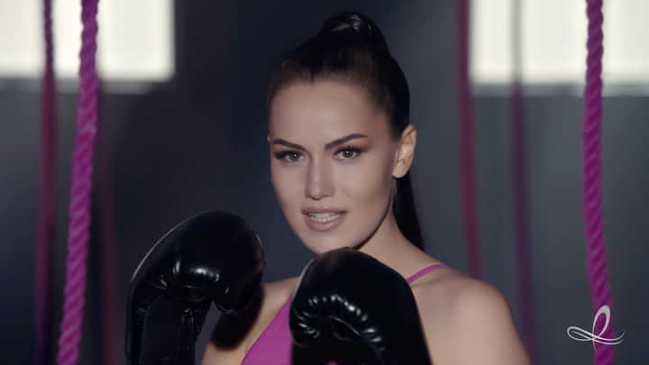 Fahriye Evcenのインスタグラム：「Tek bir telinden bile vazgeçmem! 💗🖤 L'Oréal Paris Elseve Arginine Direnç X3 Dökülme Karşıtı ailesi ile saçlarım yıllardır #içtendışagüçlü ⭐」