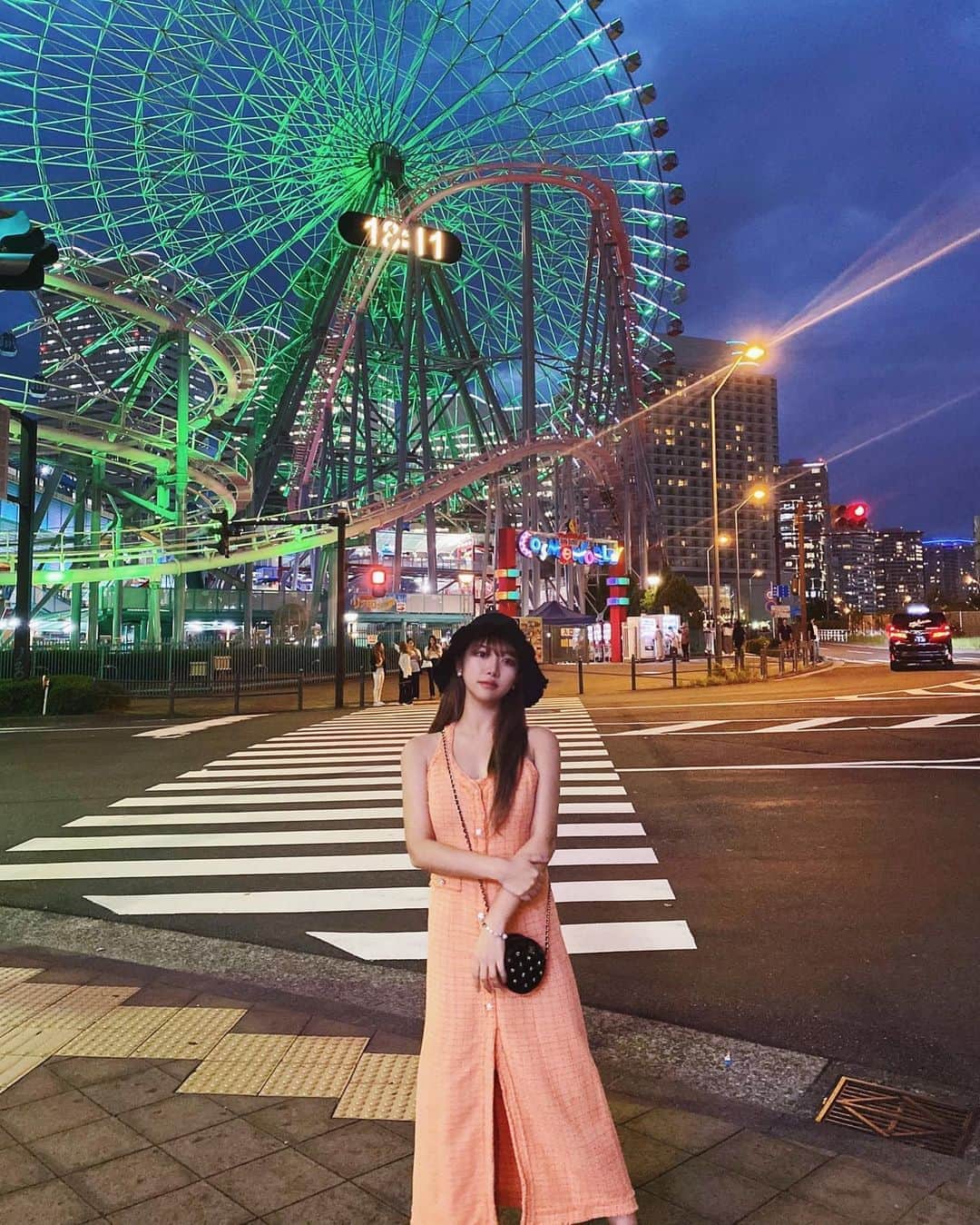 RIKAのインスタグラム：「横浜って なんて素敵な街なんだろうか😌💘 ワクワクってこのことだな って来るたびいつも思う🎡💭  3人でおそろいの手作りブレスレットをつくった直後。 見せてる💪🏻🍊」