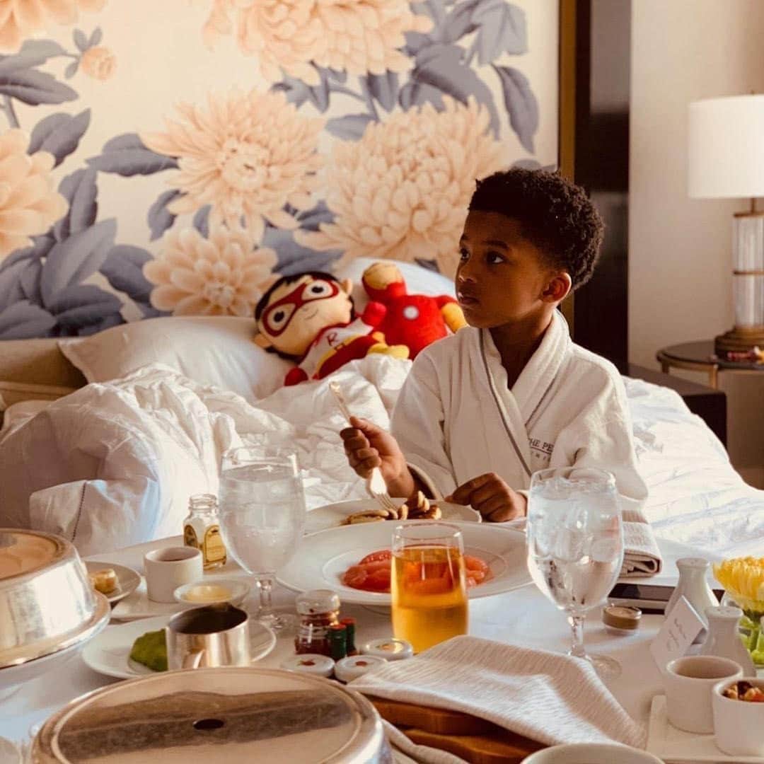 The Peninsula Hotelsさんのインスタグラム写真 - (The Peninsula HotelsInstagram)「A breakfast in bed setup fit for a king at @thepeninsulachi. Tap over to our Instagram Highlights to see even more #penmoments from our guests around the world. 📷 @arihall #penfamilies⁣ ⁣ ⁣ ⁣ ⁣ ⁣ #peninsulahotels #luxuryhotelexperience #fivestarservice #peninsulastay #chicago #roomservice」9月17日 23時03分 - peninsulahotels