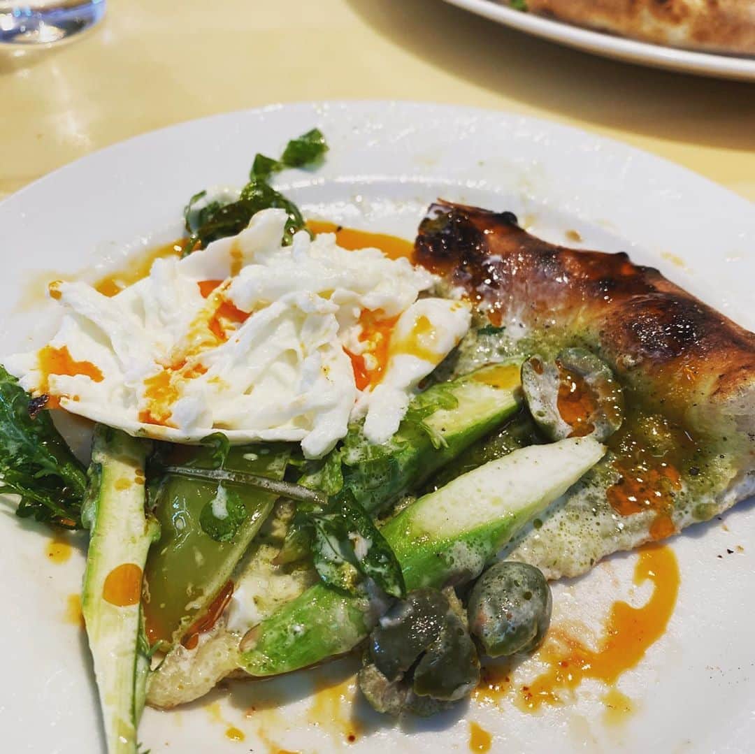 イトウジュン（タイ料理研究家）さんのインスタグラム写真 - (イトウジュン（タイ料理研究家）Instagram)「#自由が丘 の @good.cheese.good.pizza の秋の新作メニュー続きだよ ブラータチーズがのってるピッツァなんでこんなに美味しいんだー😋✨ #旬の食材 たっぷりの　#ピッツァ やばいよー #秋ナス と　#サルシッチャ のピッツァは病みつきになりそうだー😋✨ #チーズラバー は絶対行かなきゃね #チーズ好きな人と繋がりたい  #チーズ好き  #チーズ  #生乳 #モッツアレラチーズ  #ブラータチーズ  #自由が丘ランチ #自由が丘女子会  #自由が丘グルメ  #お勧めランチ  #コスパ #大食い #グルメ好きな人と繋がりたい  #教えたいけど教えたくない  #イタリアンランチ #セレブ #ランチ会 #とろけるチーズ」9月17日 23時16分 - junito.13