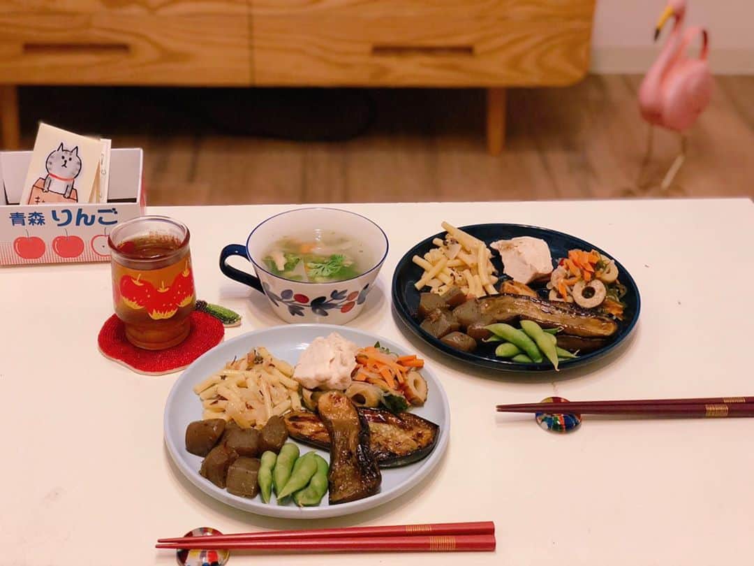 SONOMIのインスタグラム：「一つ前の投稿の通り 梅マカロニ（昨日ストーリーに載せた鰯の糠漬けも入れてみた🐟）と、 ナス焼きを作ってみたので記録👩🏼‍🍳🍆🦩🍎 久々の　#そのみ飯」
