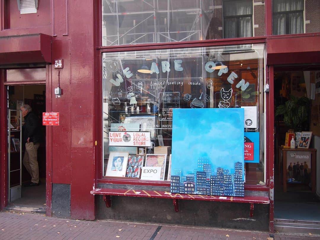 のインスタグラム：「Er zijn 10 genummerde en gesigneerde prints van ‘Blue Hour in the Rain’ beschikbaar in de webshop. En de expo @concertorecordstore is nog tm 28 sept volledig te zien.」