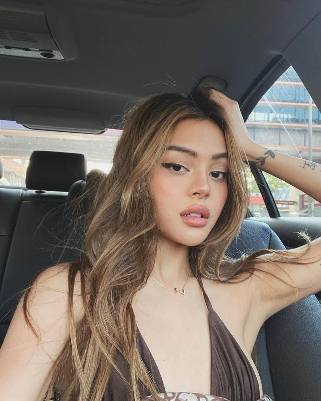 リリーマイマックのインスタグラム：「My friends don’t want to teach me how to drive because I’m that bad... 🙂」