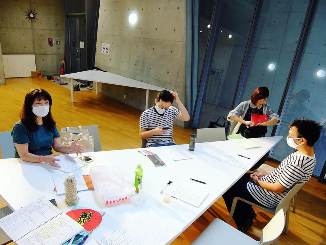 桂春雨さんのインスタグラム写真 - (桂春雨Instagram)「今日は朝から『花詩歌タカラヅカ PUCK』の稽古。10月18・19日の公演まで、あとひと月です。チケット完売なので、ネット配信致します。二日間、役替わり公演です。私はダニーとラリーをつとめます。  #花詩歌タカラヅカ #花詩歌 #タカラヅカ #puck #繁昌亭 #なりきり #宝塚 #稽古場風景 #本読み」9月17日 23時12分 - harusamek