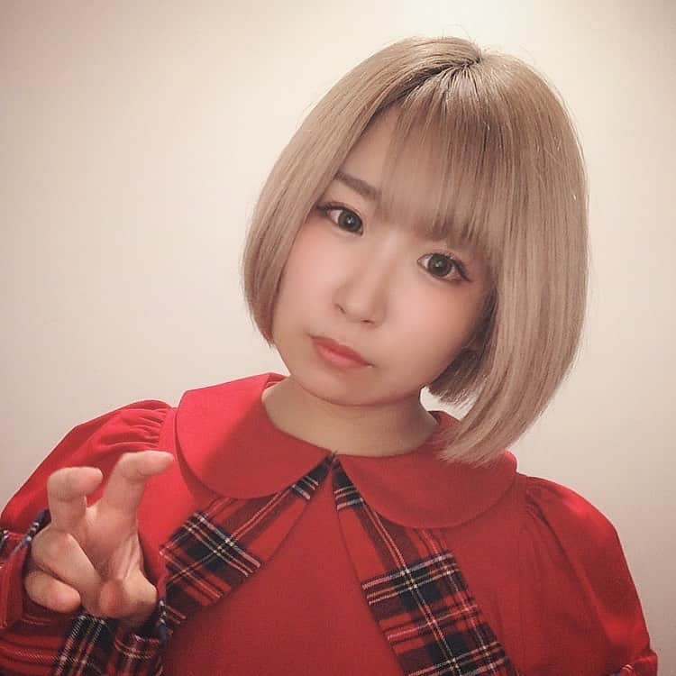 しふぉんのインスタグラム：「❤️ @heihei_official ❤️ 可愛いお洋服着ることができました✨ ありがとうございます💖 ㅤㅤㅤㅤㅤㅤㅤㅤㅤㅤㅤㅤㅤ ↓ちょっとした余談なのでもし暇だったら読んでみてください。笑 ㅤㅤㅤㅤㅤㅤㅤㅤㅤㅤㅤㅤㅤ ファンの人はわかっていると思うのですが、わたしは可愛いお洋服や派手なものを纏うことに対してすごく緊張感を抱きます。簡単に言うと肩がこってしまうような感覚です。そしてこの写真を見てもらえばわかると思いますが緊張してうまく笑えません。笑 ㅤㅤㅤㅤㅤㅤㅤㅤㅤㅤㅤㅤㅤ 記憶を掘り起こしてみると高校生の時には既に可愛いお洋服を自分から選ぶことはなく、どちらかというとかっこいい系統やカジュアル、モノトーンのお洋服ばかり選んで着るようになりました。理由は色々あるのですが、(思春期って何気ない一言がひどく突き刺さりますよね)とにかく"自分には似合わない、周りの人に笑われてしまうのではないか"という謎の概念によってがちがちに固められてしまっていました。そんな若い頃のわたしに言いたいのは(今も若いですけどね⁉️笑)とにかくもったいないよっていうことです。今しかできないこと、今だからできることってたくさんあって、きっと今だから着てみたいなって思うお洋服もあると思うんですね。ゆるめるモ！のおかげでちょっとずつ自分の変なこだわりや謎の概念が変わりつつあって、考え方もわりと柔軟になってきました。だからこそ、悩んでるのもったいないよって思いました。 ㅤㅤㅤㅤㅤㅤㅤㅤㅤㅤㅤㅤㅤ 自分の好きなように生きるのってわたしにとってかなり神経を使いますし、簡単なことではないですけど、まずは自分をちょっとずつ好きになってあげることから始めようと最近は思うようになりました。だから本格的にダイエット始めてみたり、、！今のところ2ヶ月でマイナス4.5kg減です😍 ㅤㅤㅤㅤㅤㅤㅤㅤㅤㅤㅤㅤㅤ 前はきつかったパンツやぽてぽてしたボディラインが少しずつ変化してきて、毎日すごく嬉しい気持ちです✨そういったことからスタートして、自分の中の変なトラウマや柵を打開していくリハビリ中です😊 ㅤㅤㅤㅤㅤㅤㅤㅤㅤㅤㅤㅤㅤ もし同じような悩みを持つ人がいたら一緒に頑張ろうよってお話でした👍🏻大体のことは全部自分次第です👍🏻 ㅤㅤㅤㅤㅤㅤㅤㅤㅤㅤㅤㅤㅤ ㅤㅤㅤㅤㅤㅤㅤㅤㅤㅤㅤㅤㅤ #まだまだ話し足りない #このまま書き続けたらインスタ壊れる #読んでくれてありがとう #引き続き今後の衣装もお楽しみに #自分の親みたいに可愛い可愛いと褒めてくれるきみたちにまじでたくさん幸せが訪れますように」