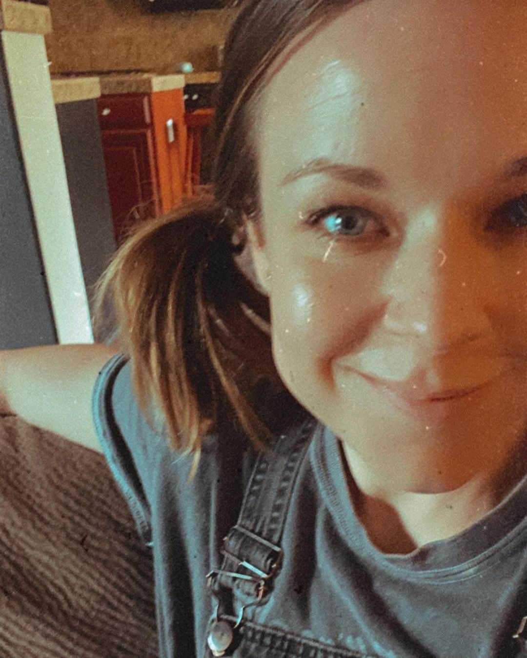 ティナ・マジョリーノのインスタグラム：「My hair is long enough for pigtails and I’m about to do therapy over the phone. What a time to be alive.」