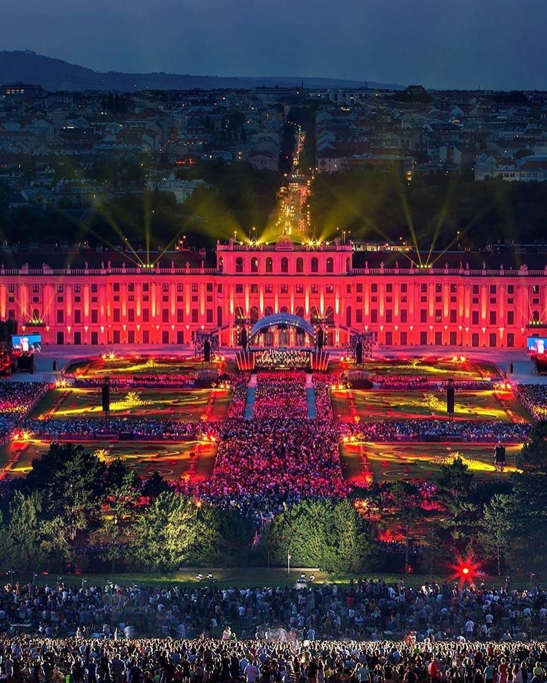 Wien | Viennaさんのインスタグラム写真 - (Wien | ViennaInstagram)「Tomorrow the Vienna Philharmonic Summer Night Concert takes place. This year the concert is not open to the public – the park gates will remain closed. Nevertheless, you can join in, as always, thanks to the worldwide TV broadcast. 🎶✨🎻 by @vienna_images #ViennaNow」9月18日 4時45分 - viennatouristboard