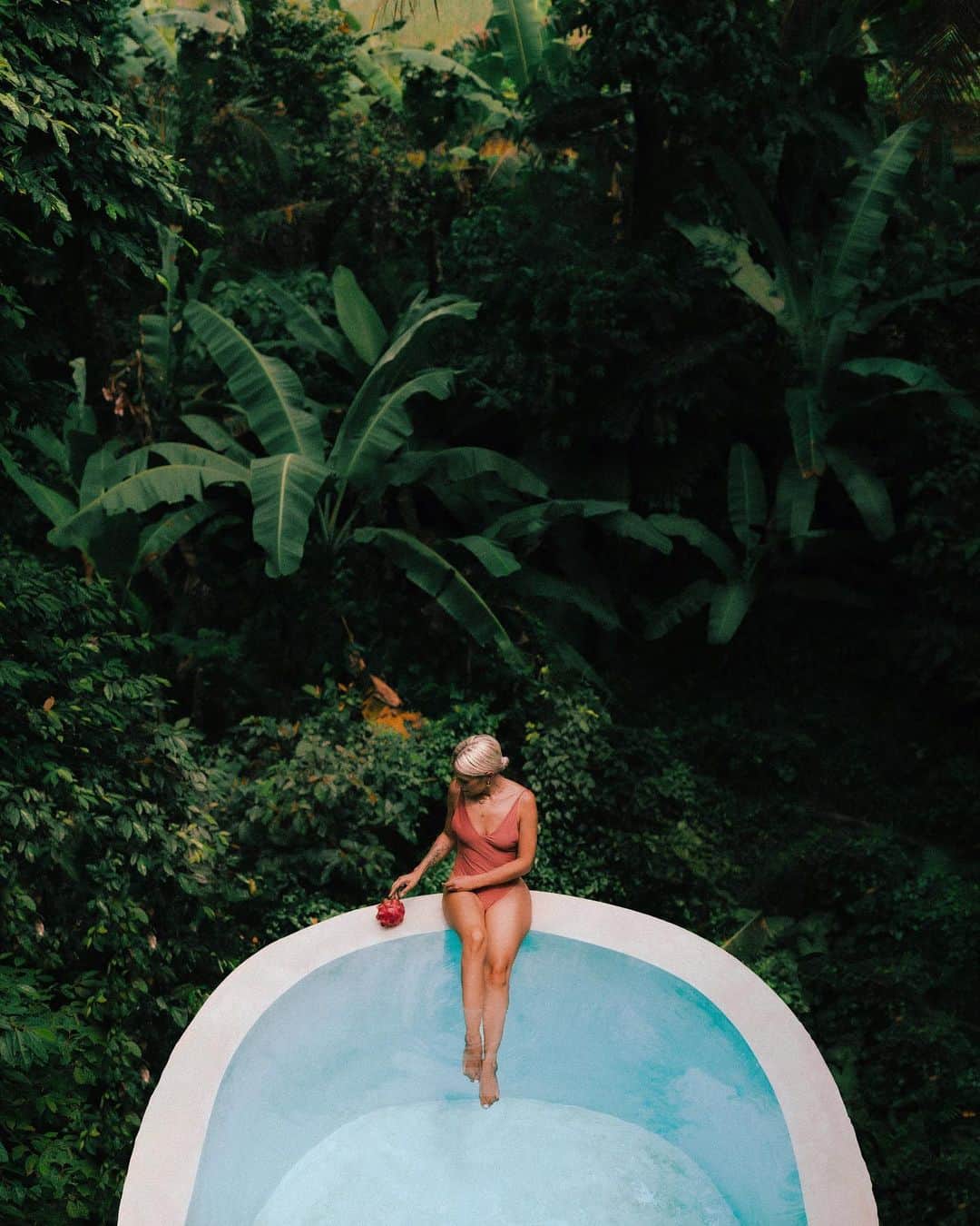 リリー＝ローズ・メロディのインスタグラム：「Living the jungle life at @skaijoglo 🌴💦#lilyinbali」