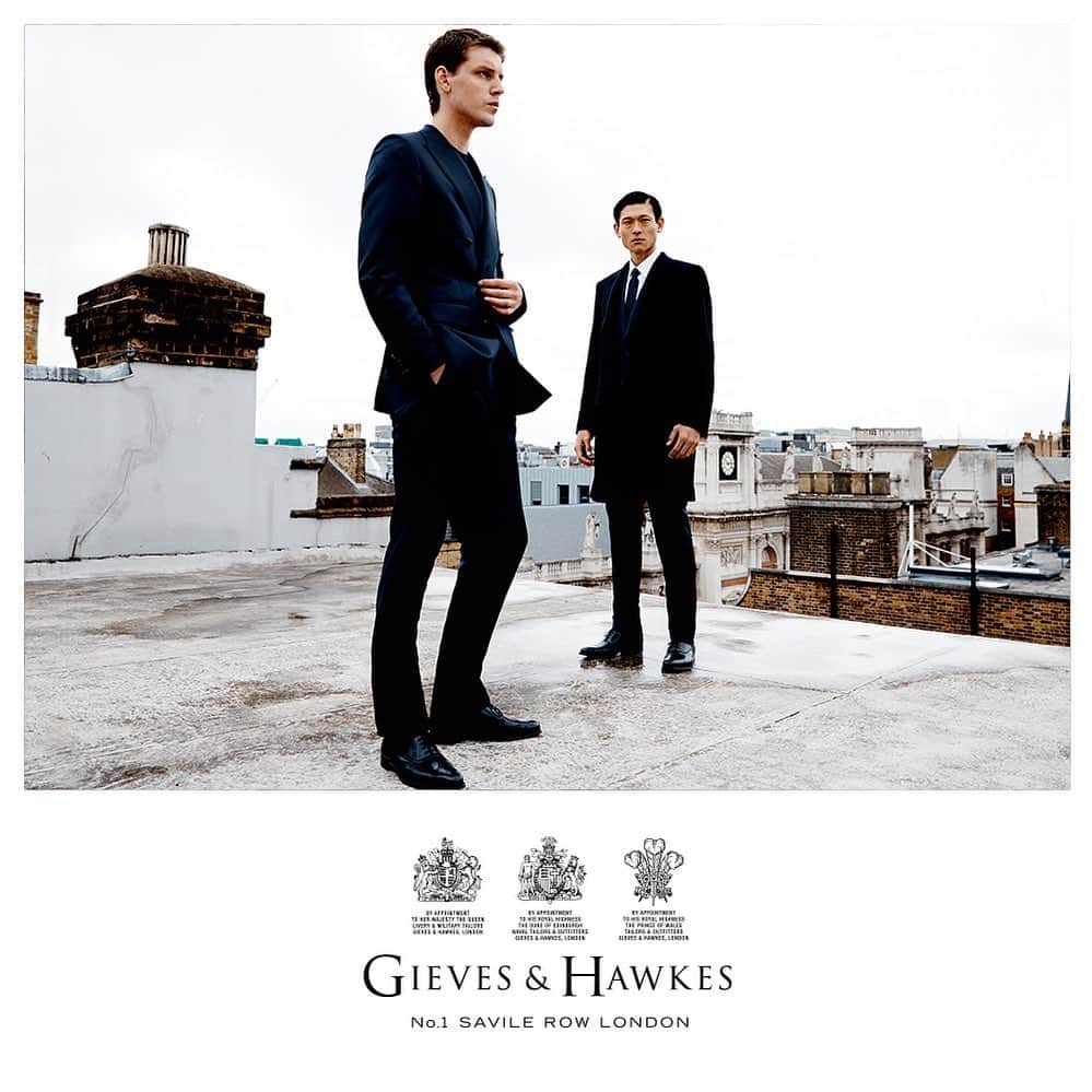 ギーブス&ホークスのインスタグラム：「AUTUMN WINTER COLLECTION Our new Autumn/Winter campaign shot by Creative Director @Daniel.Kearns . Visit our website at www.gievesandhawkes.com to find out more.  Photographer @charliecummings  . #GievesandHawkes #SavileRow #GievesHawkes #No1SavileRow #AutumnWinter #suit」