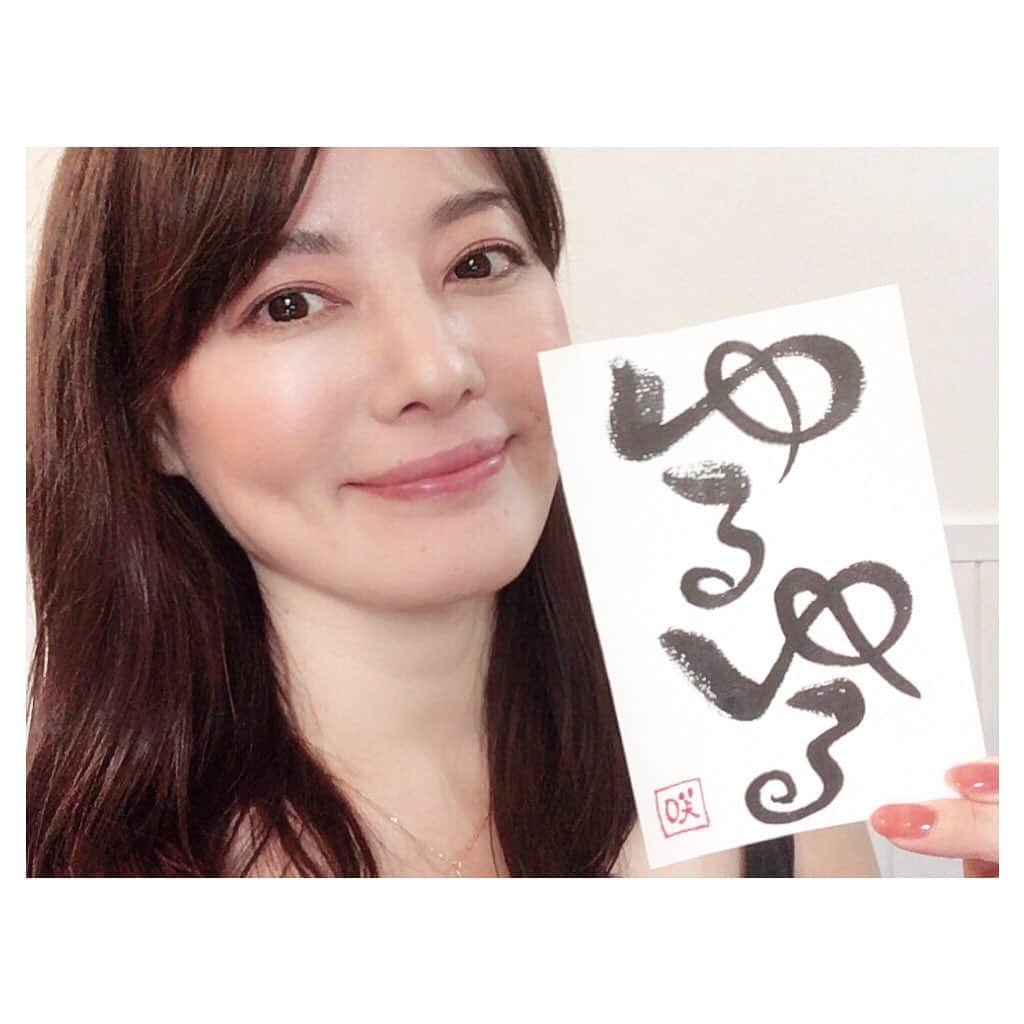 羽舞咲さんのインスタグラム写真 - (羽舞咲Instagram)「🎗Yuru-Yuru﻿ ﻿ 最近わたしが﻿ 素敵だなとおもう人は﻿ ﻿ ゆるゆる﻿ しているのが共通点﻿ ﻿ （＆にこにこもだいたいセット）﻿ ﻿ こちら﻿ 筆文字アートで﻿ 「ゆるゆる」﻿ 描いてみました﻿ ﻿ 麗華（@fukuroo_reika）さんに﻿ 教わって﻿ ﻿ 今日は何を描きたい？﻿ ﻿ どんな言葉を﻿ どんな順で描いてもいい﻿ ﻿ なんでもありなのが﻿ 気に入っています﻿ ﻿ なんでも正解なんだな﻿ ﻿ とおもえます﻿ ﻿ 今日は﻿ 乙女座の新月﻿ ﻿ 自分が本当に何をしたいのか？﻿ 心から楽しいと思えることは何か？﻿ ﻿ 心に聴いてみる時間を﻿ とろうとおもいます (*´-`*)﻿ ﻿ ﻿ ________ EVENT INFORMATION ________﻿ ﻿ 📸9/19（土）21（月・祝）26（土）﻿ 東京散歩！ナチュラルポートレート撮影会﻿ （日程＆場所フリープランも好評受付中‼︎）﻿ ﻿ 🖥 オンライン講座﻿ 「徹底的に楽しみながら選ばれるインスタグラムを作るコツとは！？」﻿ ﻿ 📻インターネットラジオ（毎週水曜日オンエア）﻿ 「羽舞咲のゆるゆるビューティ研究所」﻿ ﻿ 心を込めてお届けします♡﻿ ﻿ @herbemi﻿ プロフィールリンクをチェック！！﻿ ﻿ _________________________________________﻿ ﻿ ﻿」9月17日 23時20分 - herbemi