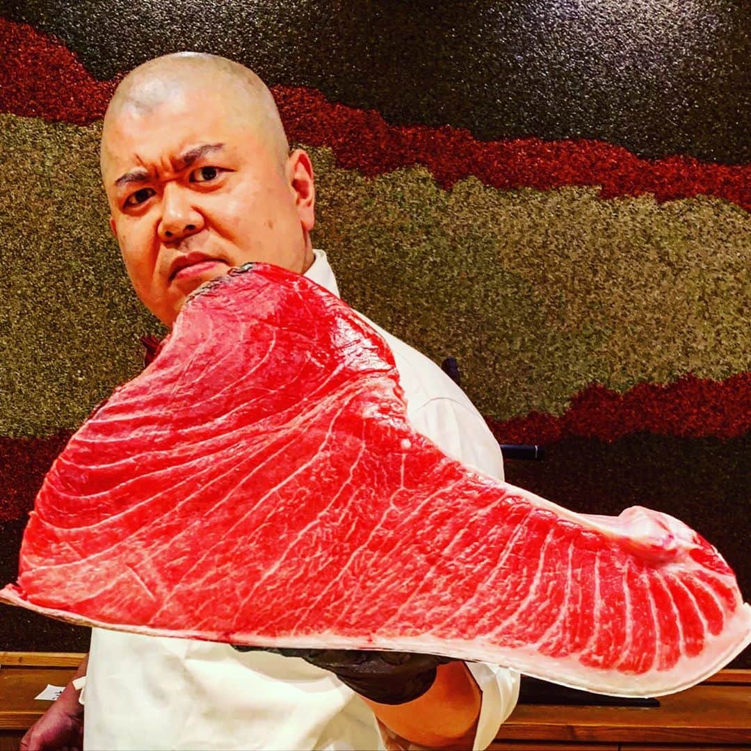  WATANABETAKAYOSHIさんのインスタグラム写真 - ( WATANABETAKAYOSHIInstagram)「450lbs japanese wild bluefin tuna !  I’m lovin it」9月17日 23時21分 - teruzushi