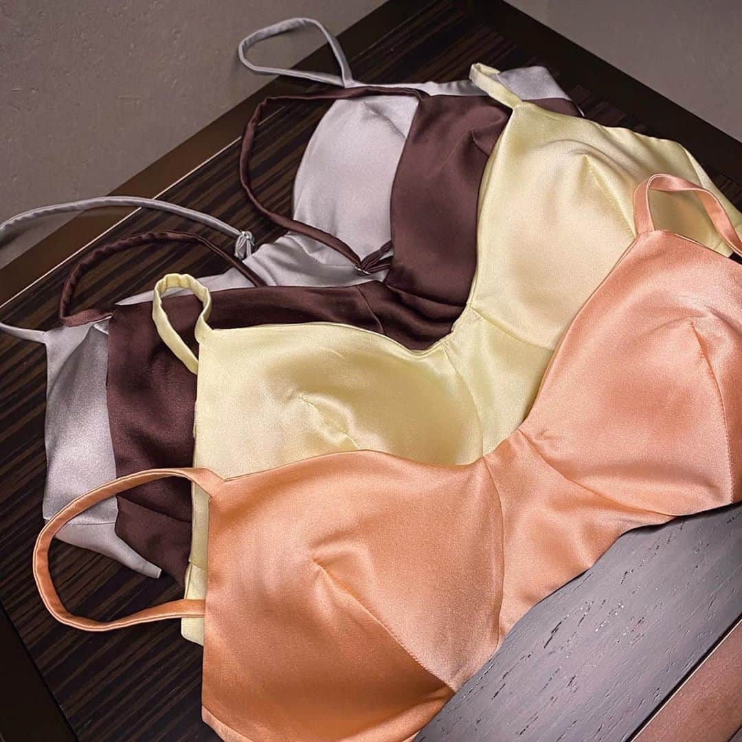 Chiyono Anneさんのインスタグラム写真 - (Chiyono AnneInstagram)「Silk soft bras🤎 Four Seasons Otemachi 内のブティックのラインナップをご覧頂けましたか？ こちらの100%シルクブラはナイトブラにもおすすめのノンストレスタイプ。より多くの体型にフィットするよう、アンダーにのシルクの中に柔らかいゴムが入っています🥰  #chiyonoanne #silkbras #チヨノアン　#シルクブラ」9月17日 23時21分 - chiyono_anne