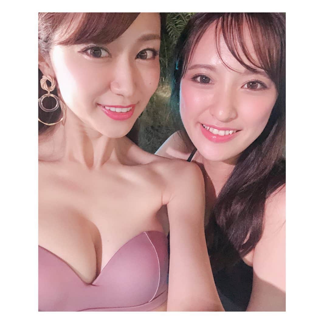 のインスタグラム：「.﻿ ずっと気になってた蓮におふねさんと﻿ 一緒に行ってきたよ〜🧜‍♀️💕﻿ .﻿ 着いて30分くらいでまさかの雷雨☔️⚡️﻿ 1時間くらいレストランで待機😂﻿ もうプール入れないかと思って﻿ ドキドキしてたけど、なんとか﻿ お天気回復して無事に入れてよかった🥺👏✨ . #プール #ナイトプール #神戸 #蓮 #水着 #instastyle #instalike #followme」